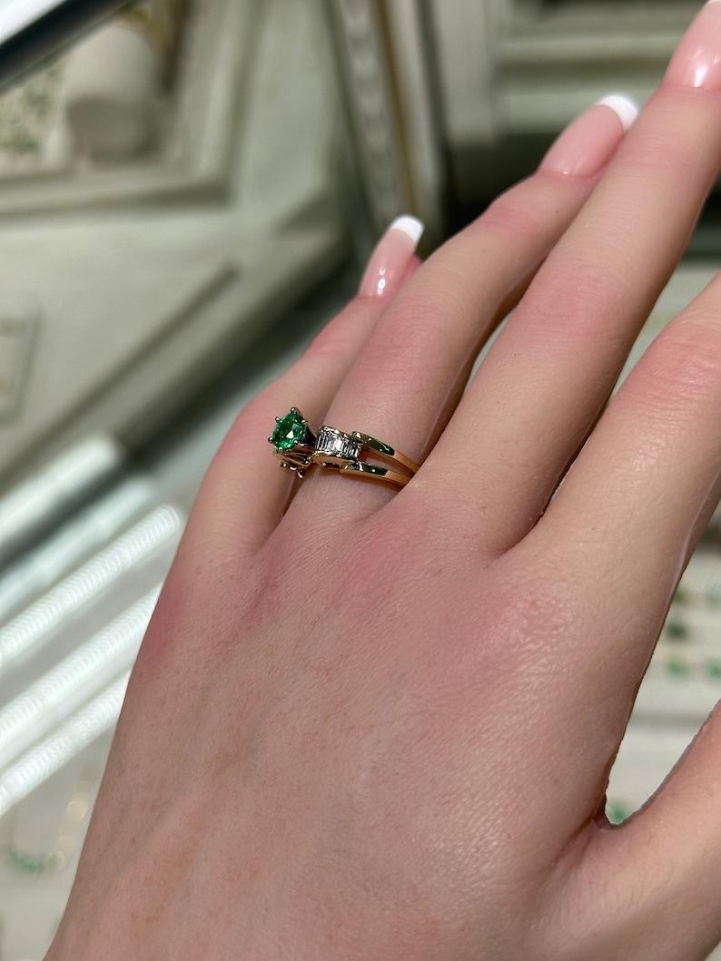 1,25tcw 14K runder Smaragd- und Diamantring - reichhaltig grüner 6-Zinken geteilter Schaft Design (Rundschliff) im Angebot