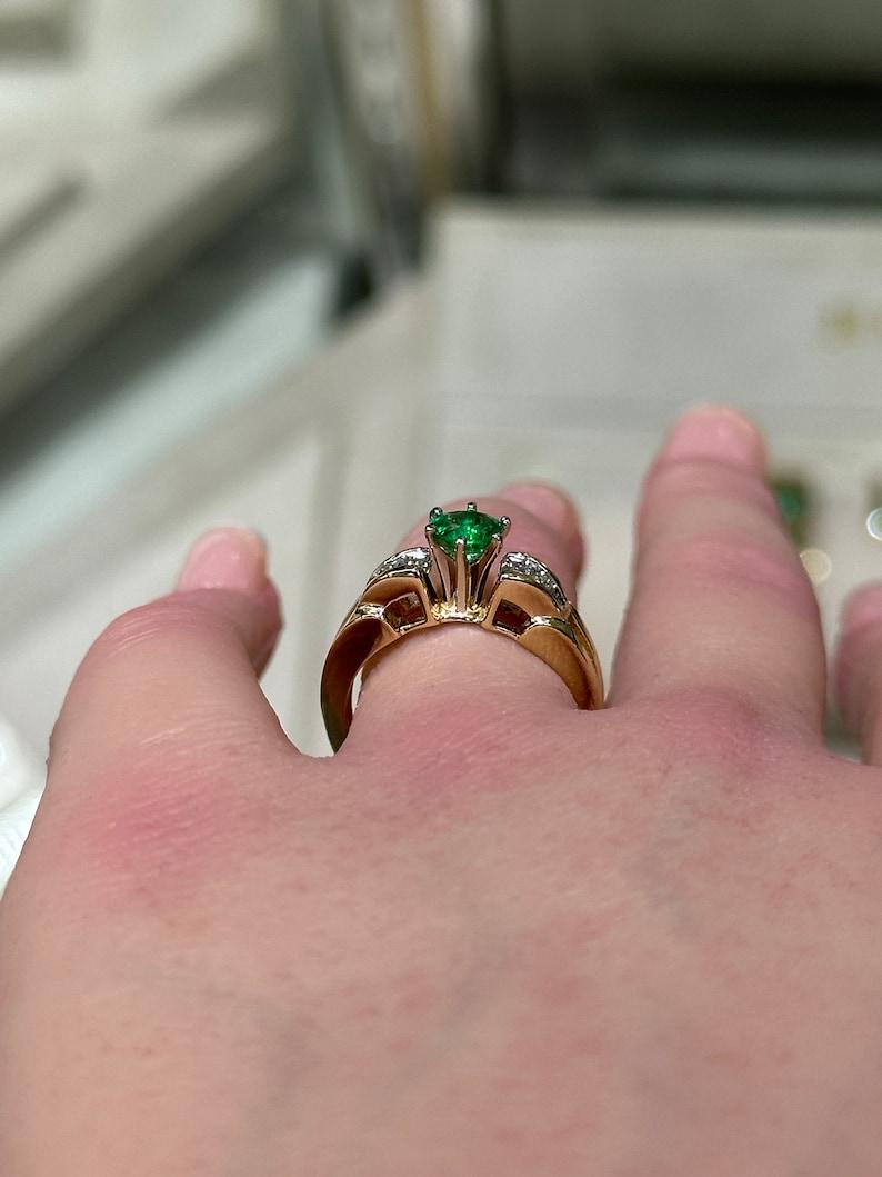 1,25tcw 14K runder Smaragd- und Diamantring - reichhaltig grüner 6-Zinken geteilter Schaft Design im Zustand „Neu“ im Angebot in Jupiter, FL