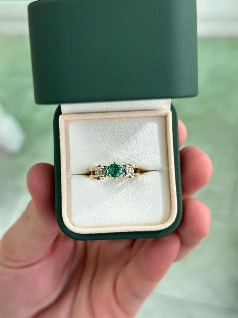 1,25tcw 14K runder Smaragd- und Diamantring - reichhaltig grüner 6-Zinken geteilter Schaft Design Damen im Angebot