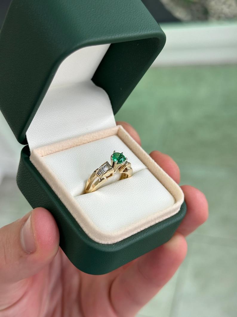 1,25tcw 14K runder Smaragd- und Diamantring - reichhaltig grüner 6-Zinken geteilter Schaft Design im Angebot 1