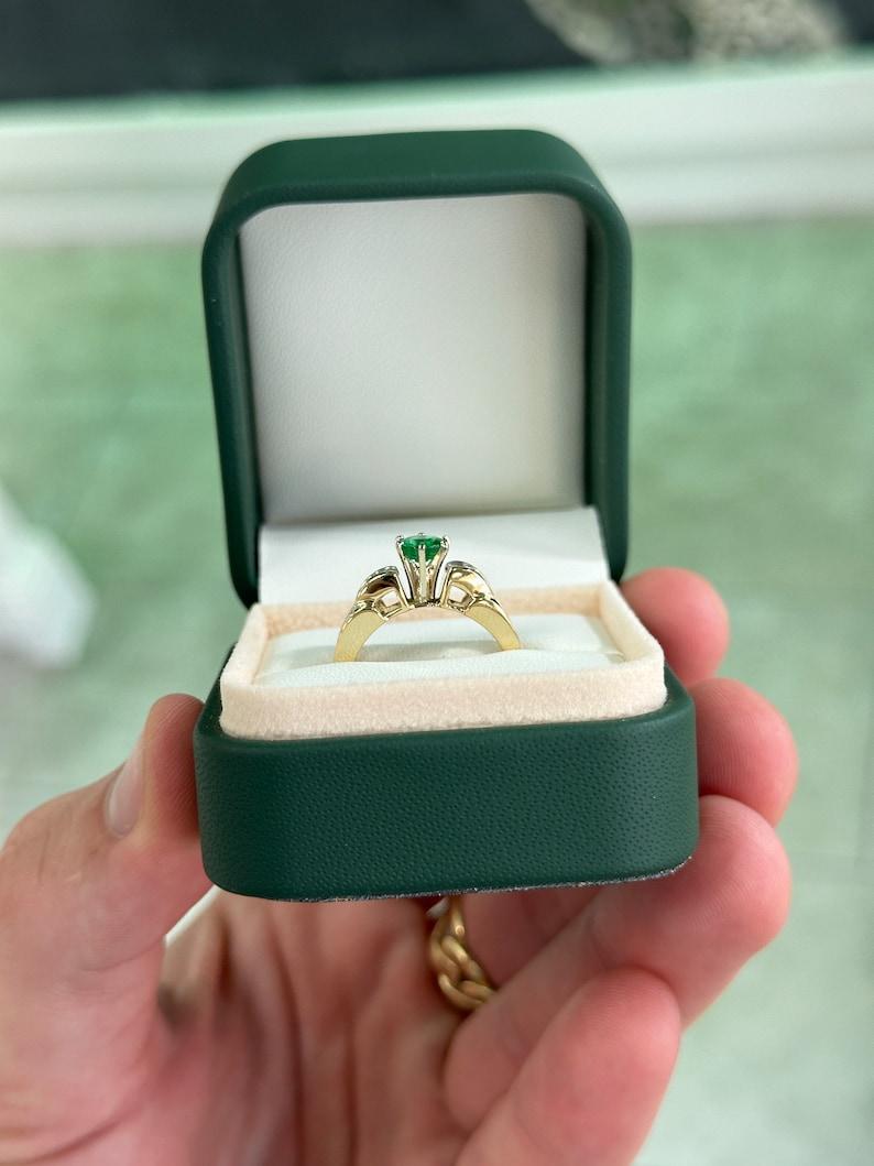 1,25tcw 14K runder Smaragd- und Diamantring - reichhaltig grüner 6-Zinken geteilter Schaft Design im Angebot 2