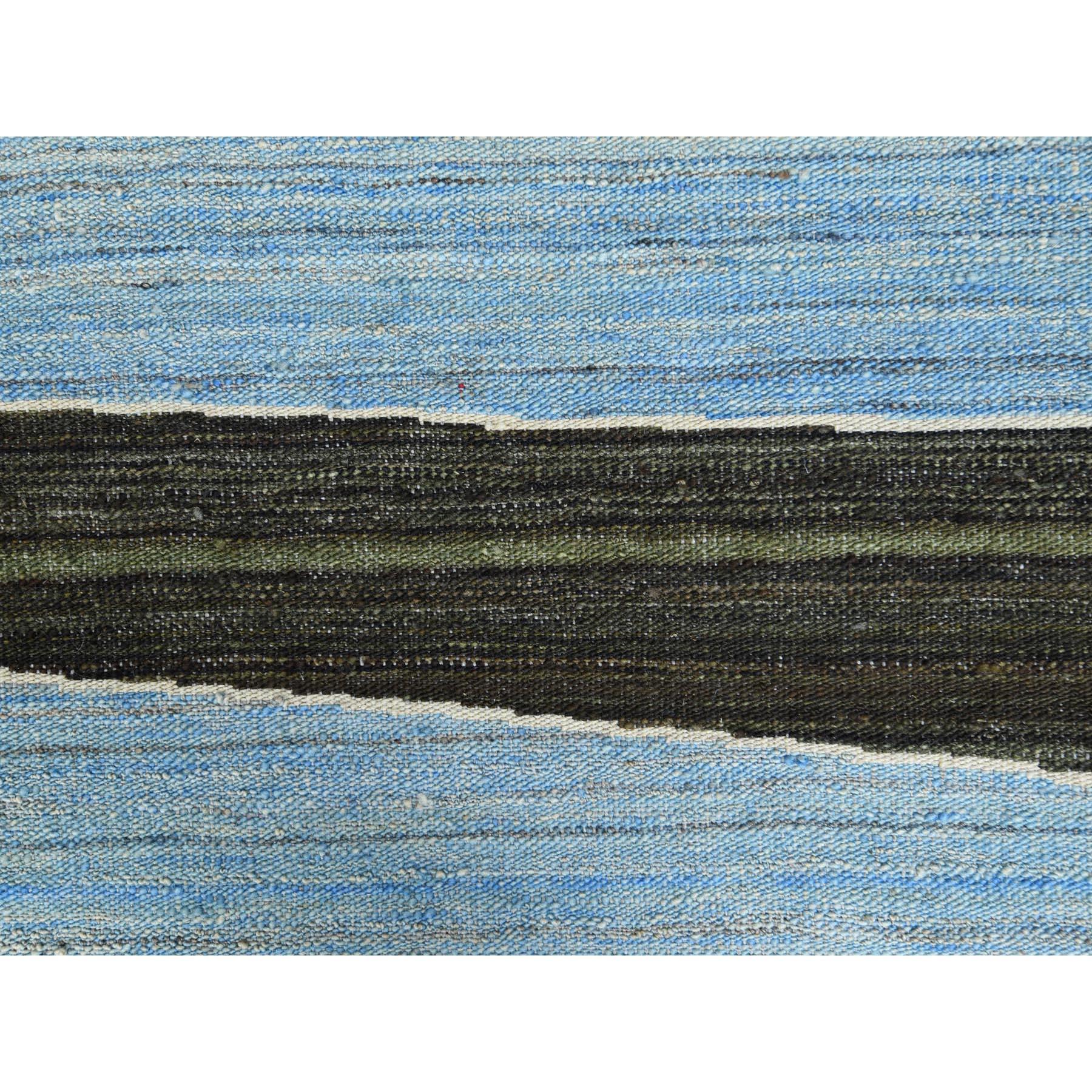 Si tratta di un autentico esemplare unico di Tappeto orientale reversibile Rug & Kilim a trama piatta in pura lana intrecciato a mano, di colore marrone e blu. È stato tessuto per mesi e mesi con tecniche di tessitura secolari da esperti