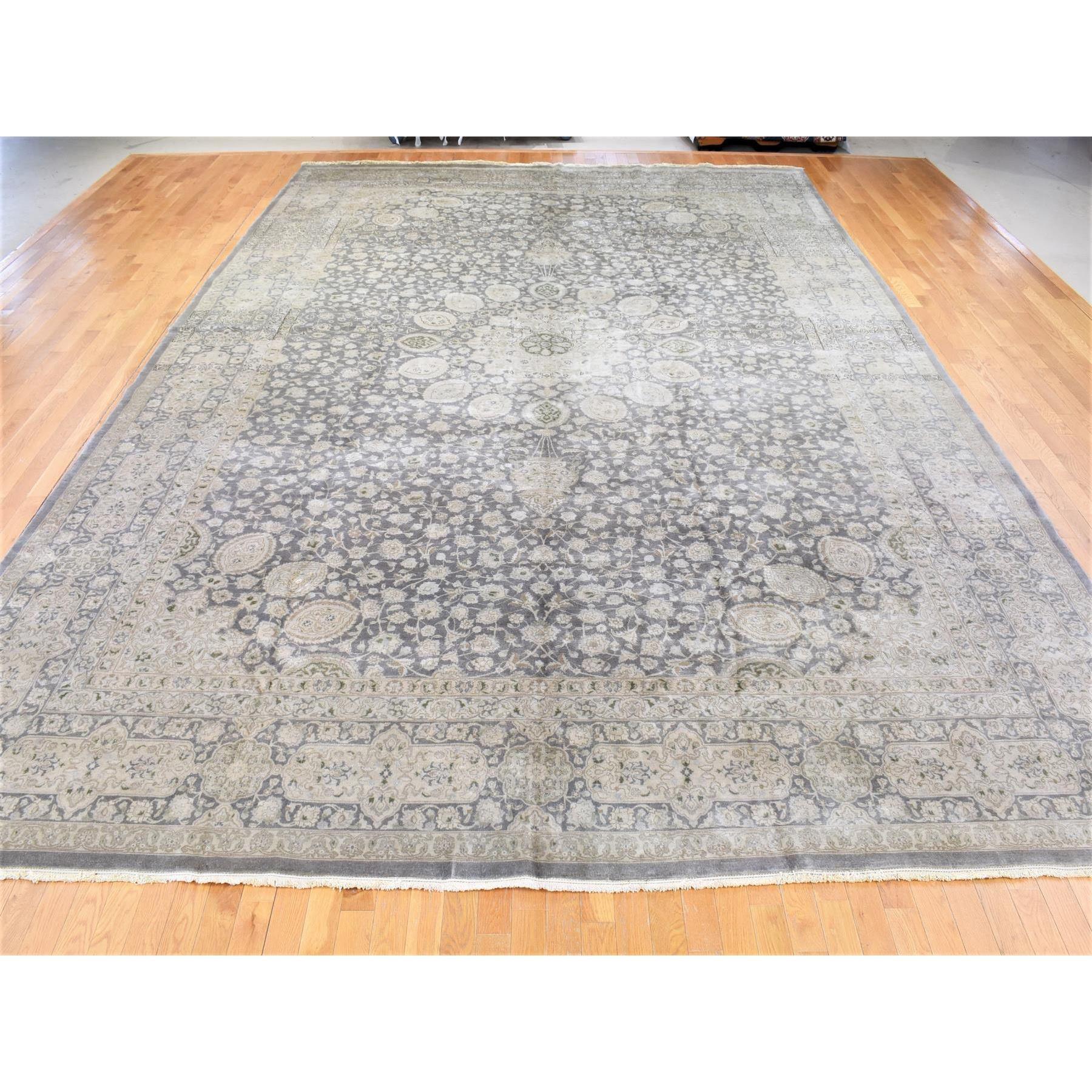 Il s'agit d'un véritable tapis d'Orient gris, persan Tabriz Sheikh Safi Design, noué à la main en pure laine, surdimensionné. Il a été noué pendant des mois et des mois selon des techniques de tissage séculaires par des artisans experts.
Matières