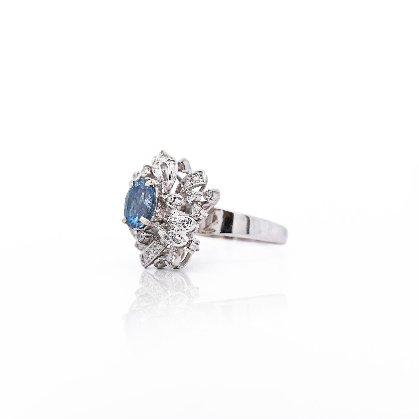 Taille ovale Bague florale en or jaune 18 carats avec aigue-marine et diamant de 1,26 carat en vente