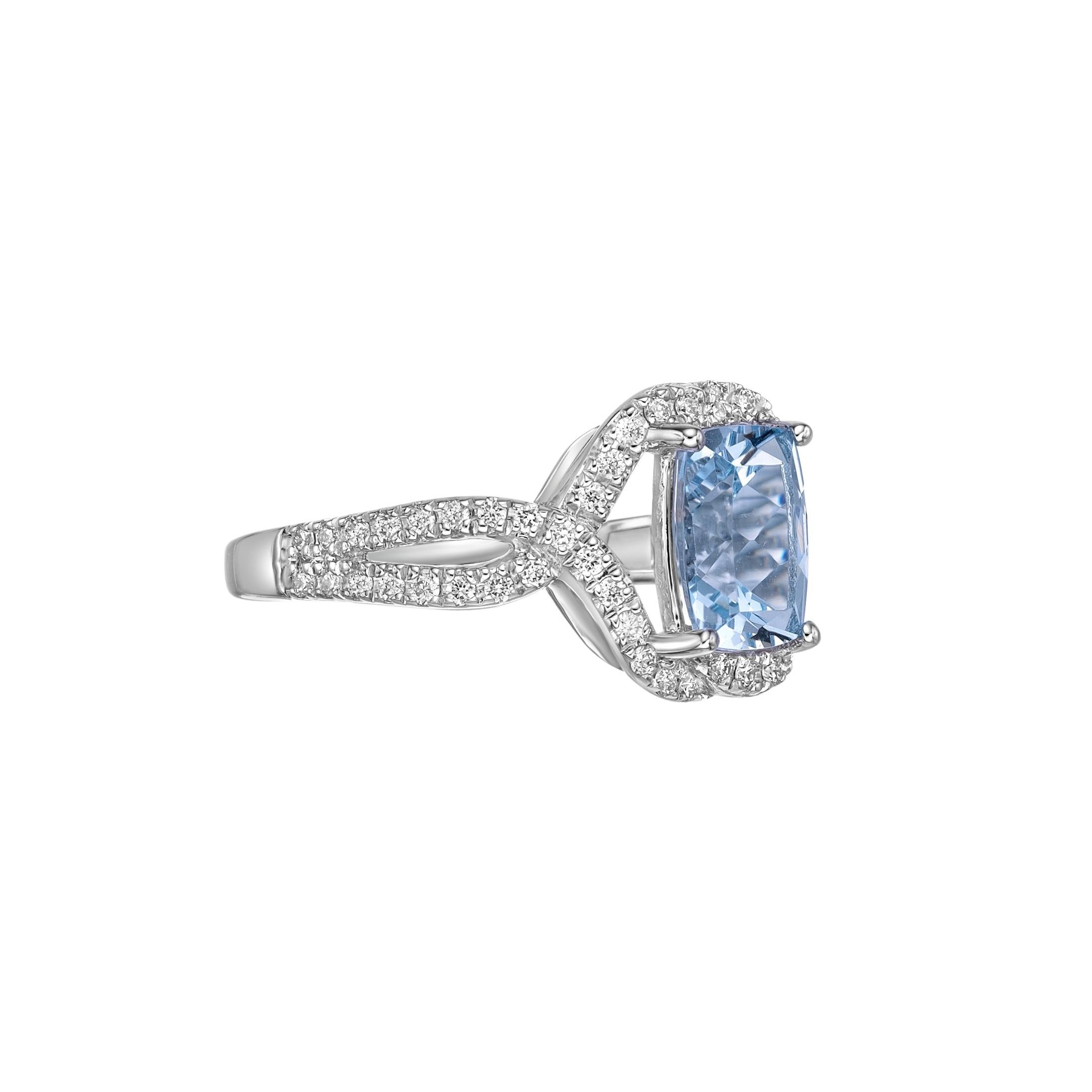 Diese Kollektion bietet eine Reihe von Aquamarinen mit einem eisblauen Farbton, der so cool ist, wie er nur sein kann! Der mit Diamanten besetzte Ring ist aus Weißgold gefertigt und präsentiert sich klassisch und elegant.
  
Aquamarin Fancy Ring in