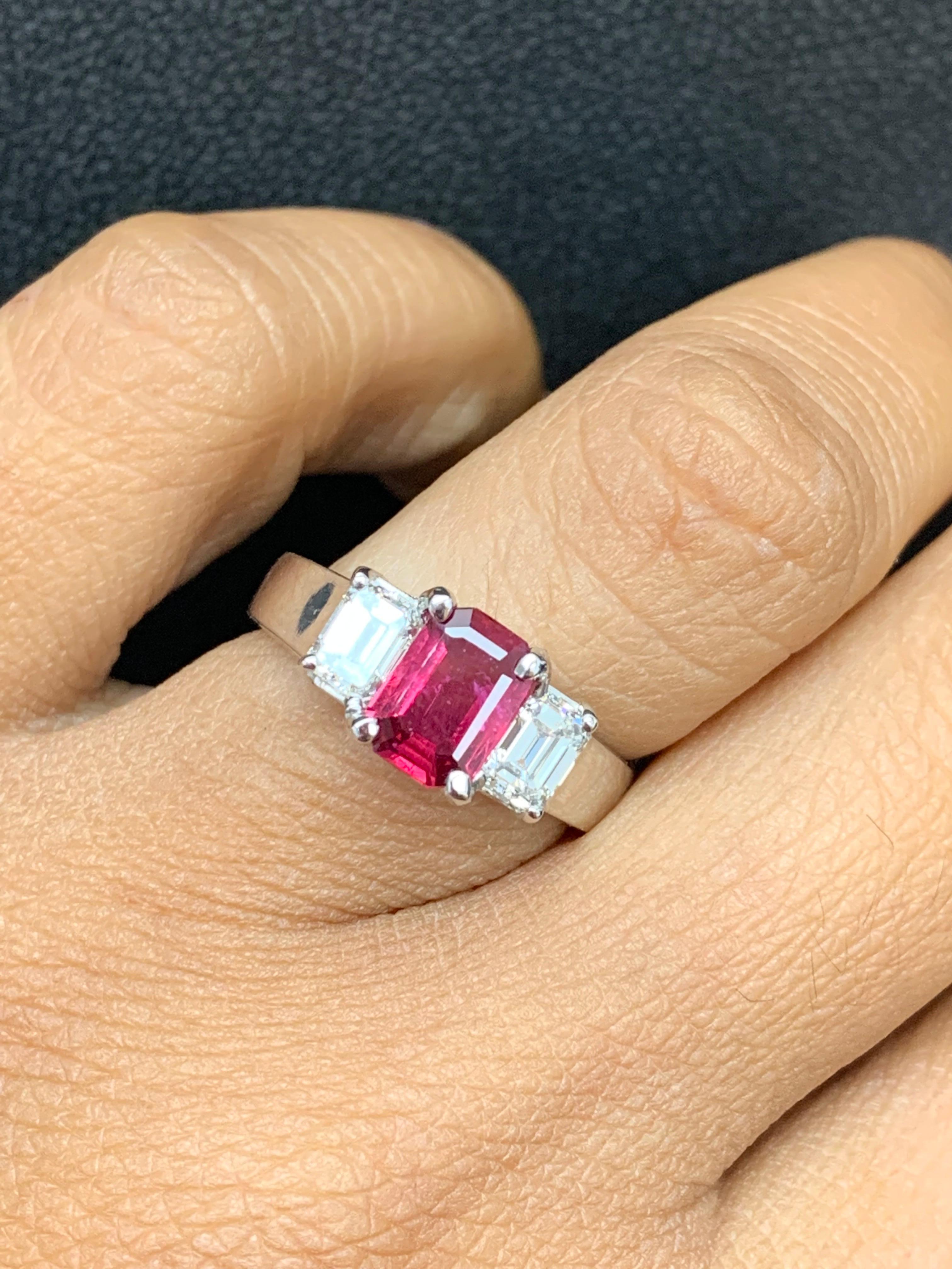 Bague de fiançailles à trois pierres en platine avec rubis taille émeraude de 1,26 carat et diamants en vente 7