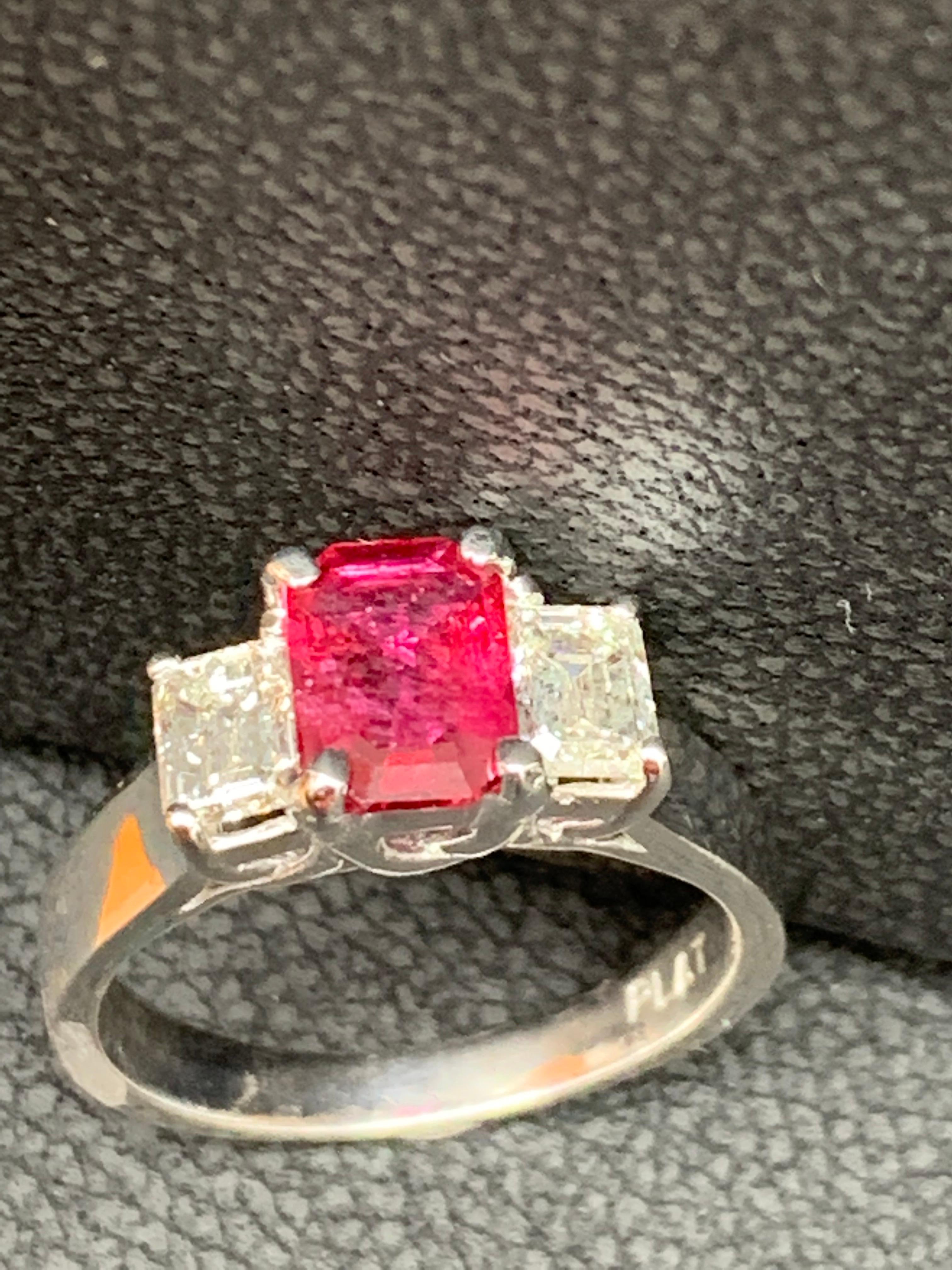 Bague de fiançailles à trois pierres en platine avec rubis taille émeraude de 1,26 carat et diamants Pour femmes en vente
