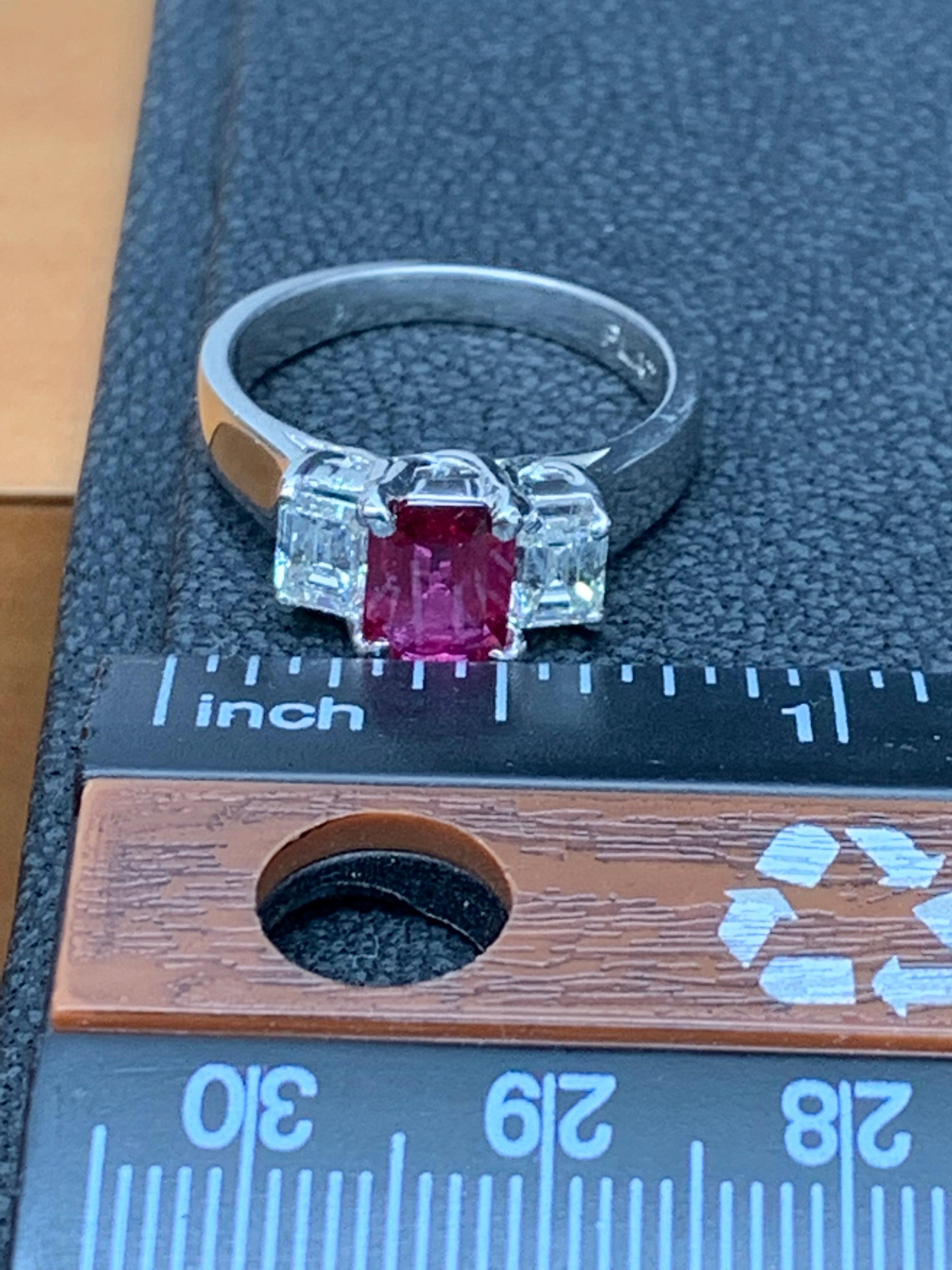 Bague de fiançailles à trois pierres en platine avec rubis taille émeraude de 1,26 carat et diamants en vente 2