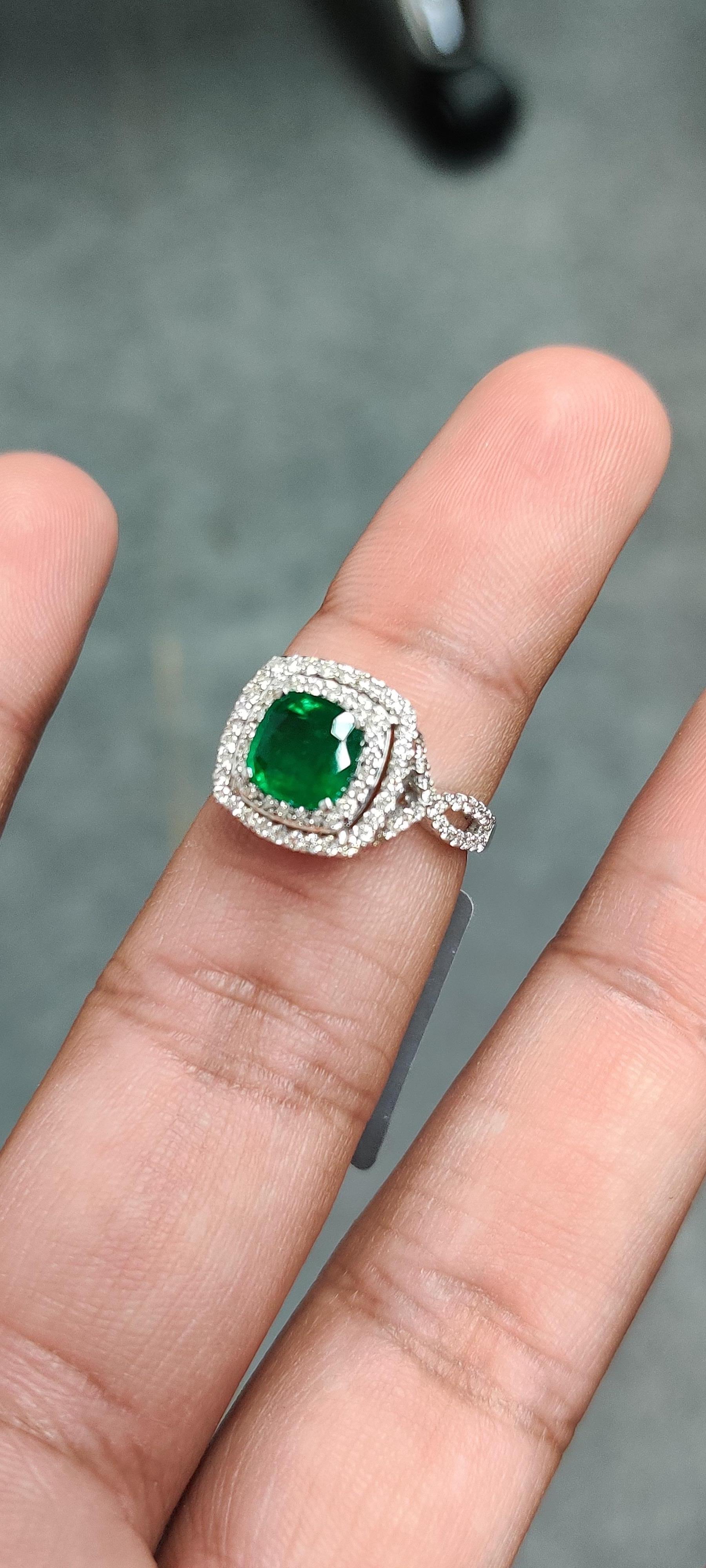 1.26 Carat Emerald with Halo Diamonds 18K White Gold Ring In New Condition In Bangkok, TH