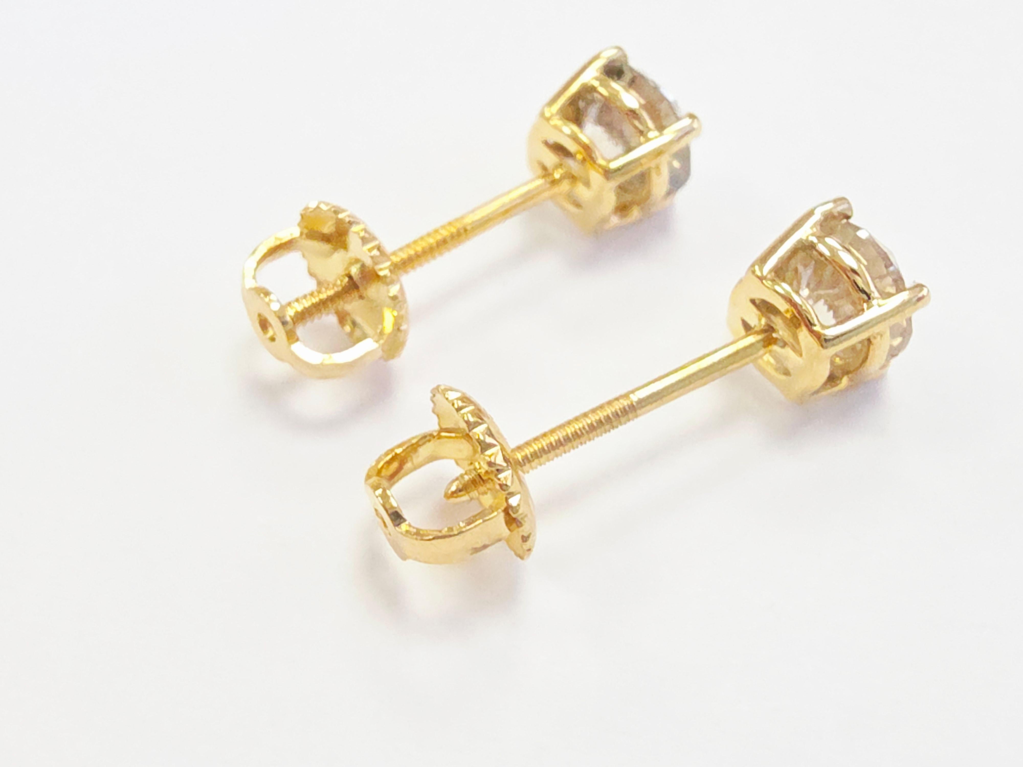 Orecchini con diamanti tondi e brillanti Nature da 1,26 carati in oro giallo 14 carati

Eleva la tua collezione di gioielli con questo paio di orecchini a perno con diamanti naturali senza tempo, con un totale di 1,26 carati di diamanti rotondi a