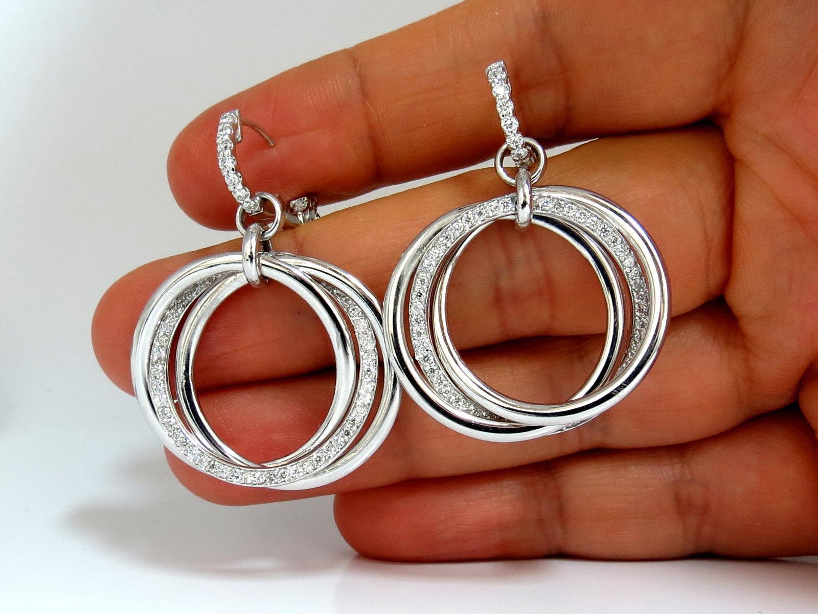 Pendientes circulares Rolling Rings.

El Colgante Moderno.

1,26cts de diamantes redondos naturales: 

Color G, claridad Vs-2.

oro blanco de 14 quilates

18,7 gramos.

Medida de los pendientes: 42 mm de largo (1,6 pulgadas)

25,8 mm (1 pulgada) de