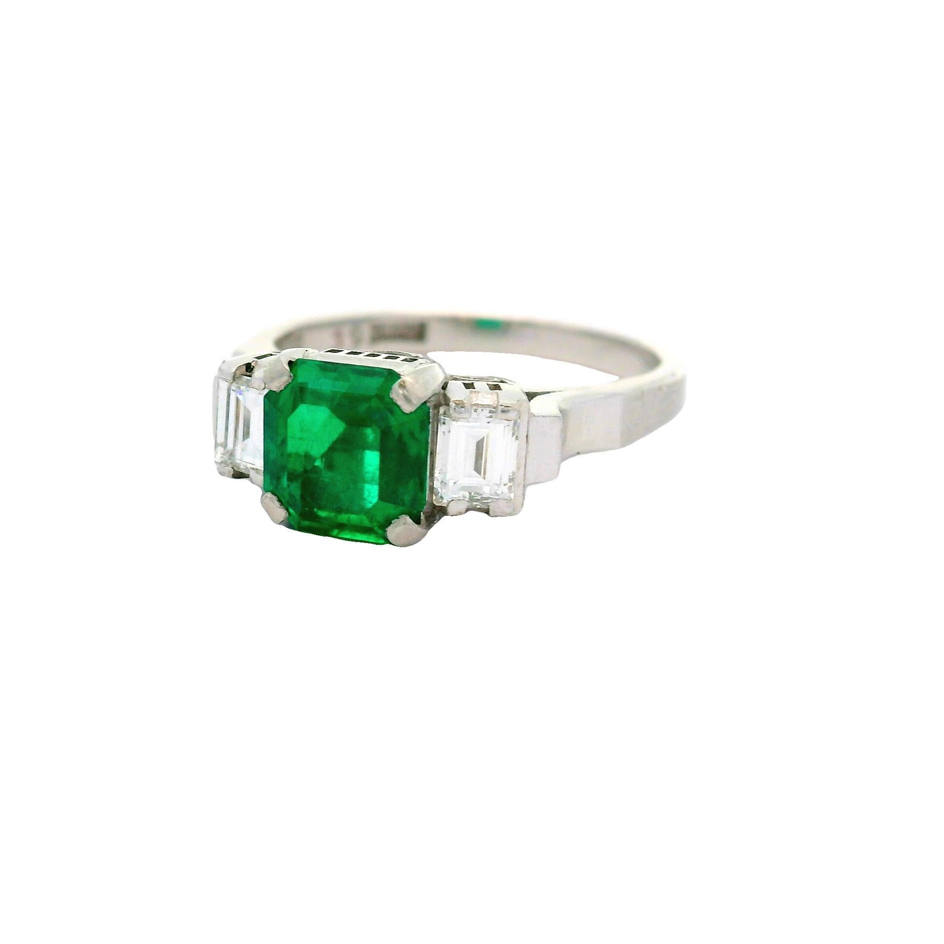Contemporary 1.26 Carat Old-Mine Colombian Emerald Diamond Platinum Three-Stone Ring, GIA For Sale