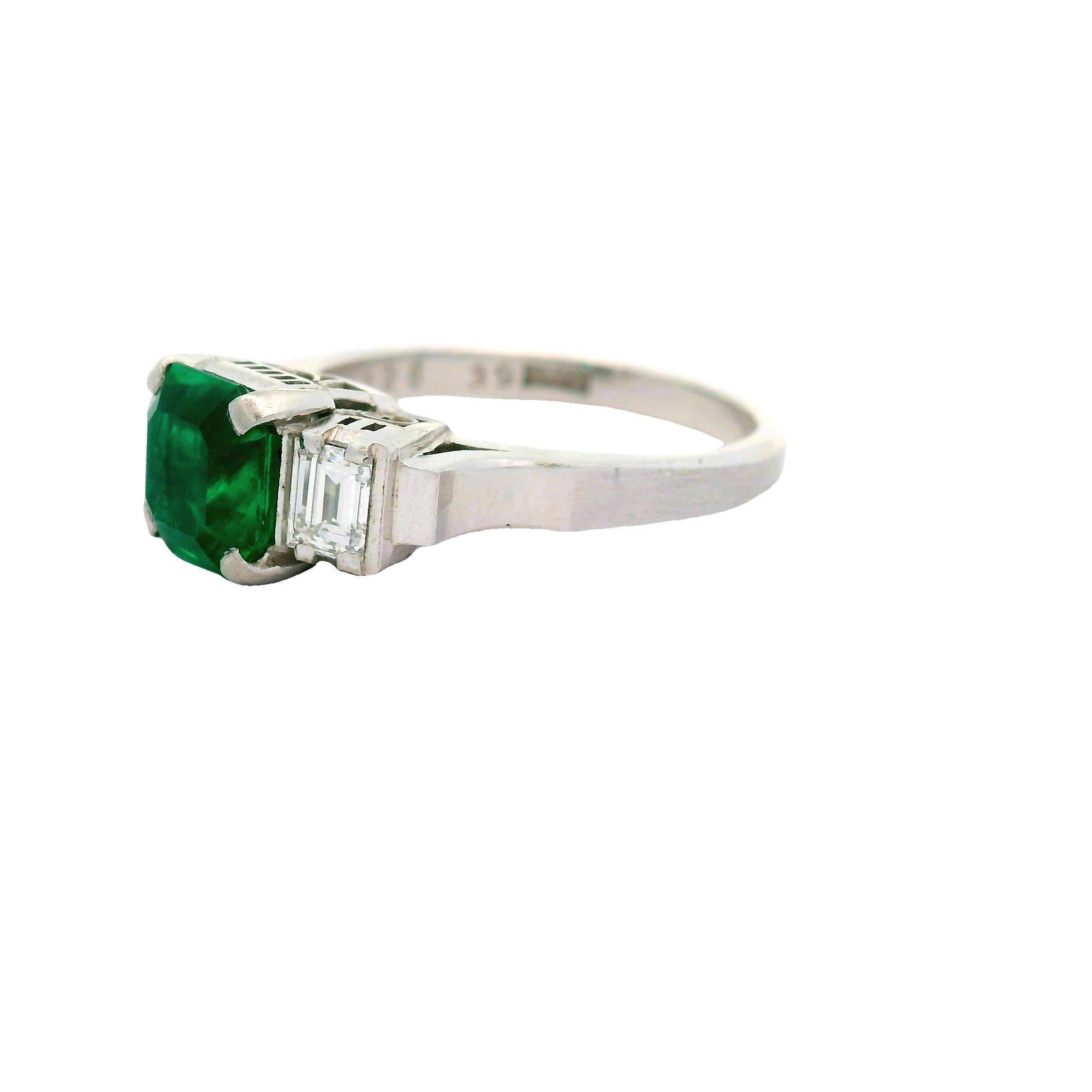 1.26 Carat Old-Mine Colombian Emerald Diamond Platinum Three-Stone Ring, GIA In Excellent Condition For Sale In Beverly Hills, CA