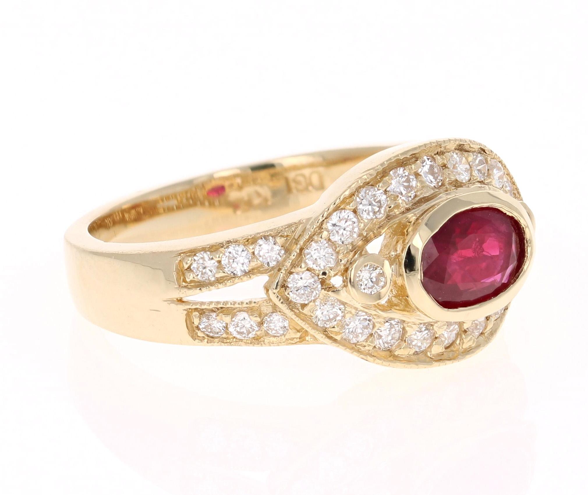 Einfach schöner Rubin-Diamant-Ring mit einem burmesischen Rubin im Ovalschliff von 0,68 Karat, der von 34 Diamanten im Rundschliff mit einem Gewicht von 0,58 Karat umgeben ist. Das Gesamtkaratgewicht des Rings beträgt 1,26 Karat. Die Reinheit und