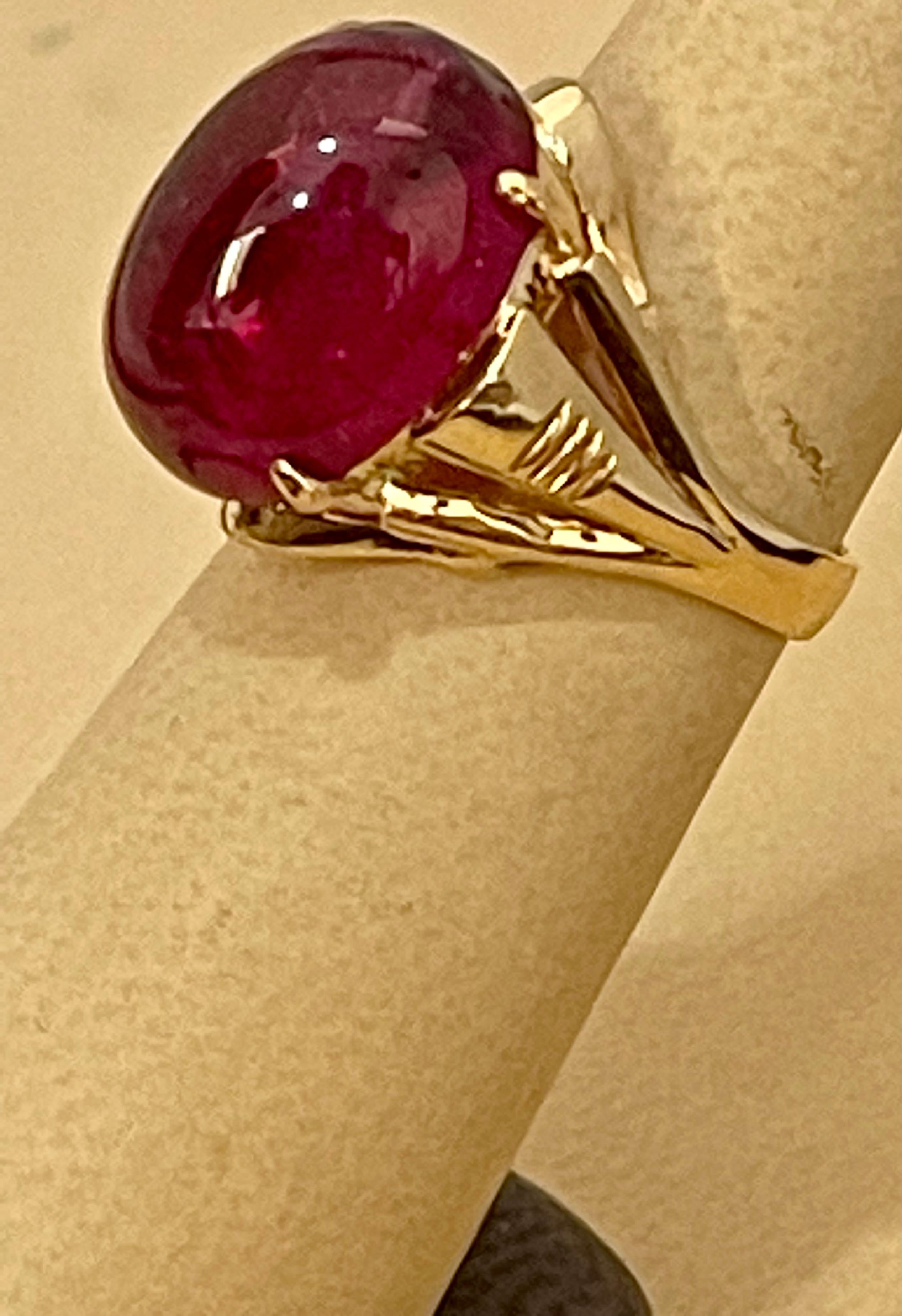 12.6 Carat Oval Cut Cabochon Pink Tourmaline 14 Karat Yellow Gold Ring In Excellent Condition For Sale In New York, NY