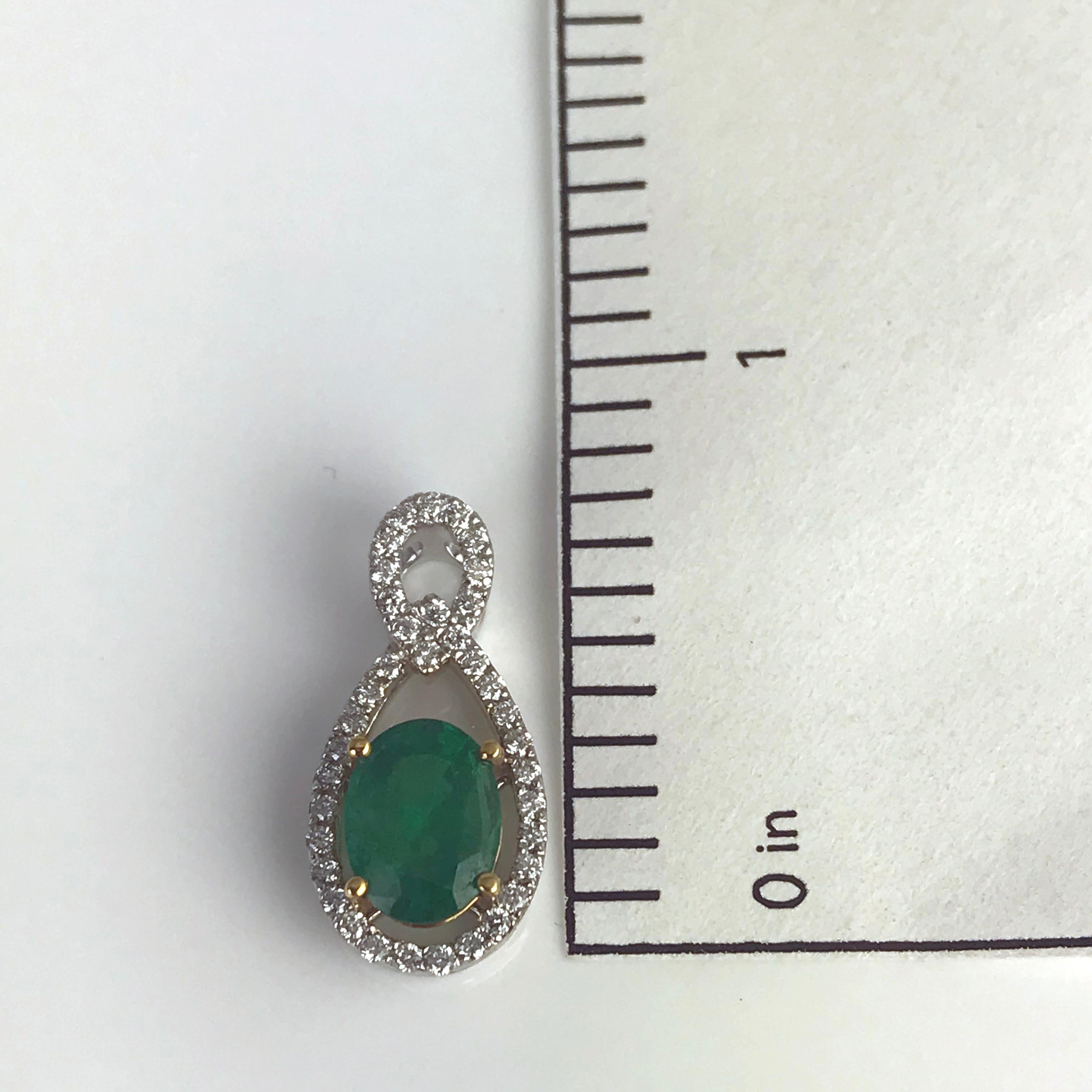 Contemporary 1.26 Carat Oval Cut Emerald and 0.22 Ct Natural Diamond Pendant in 18k ref1986 For Sale