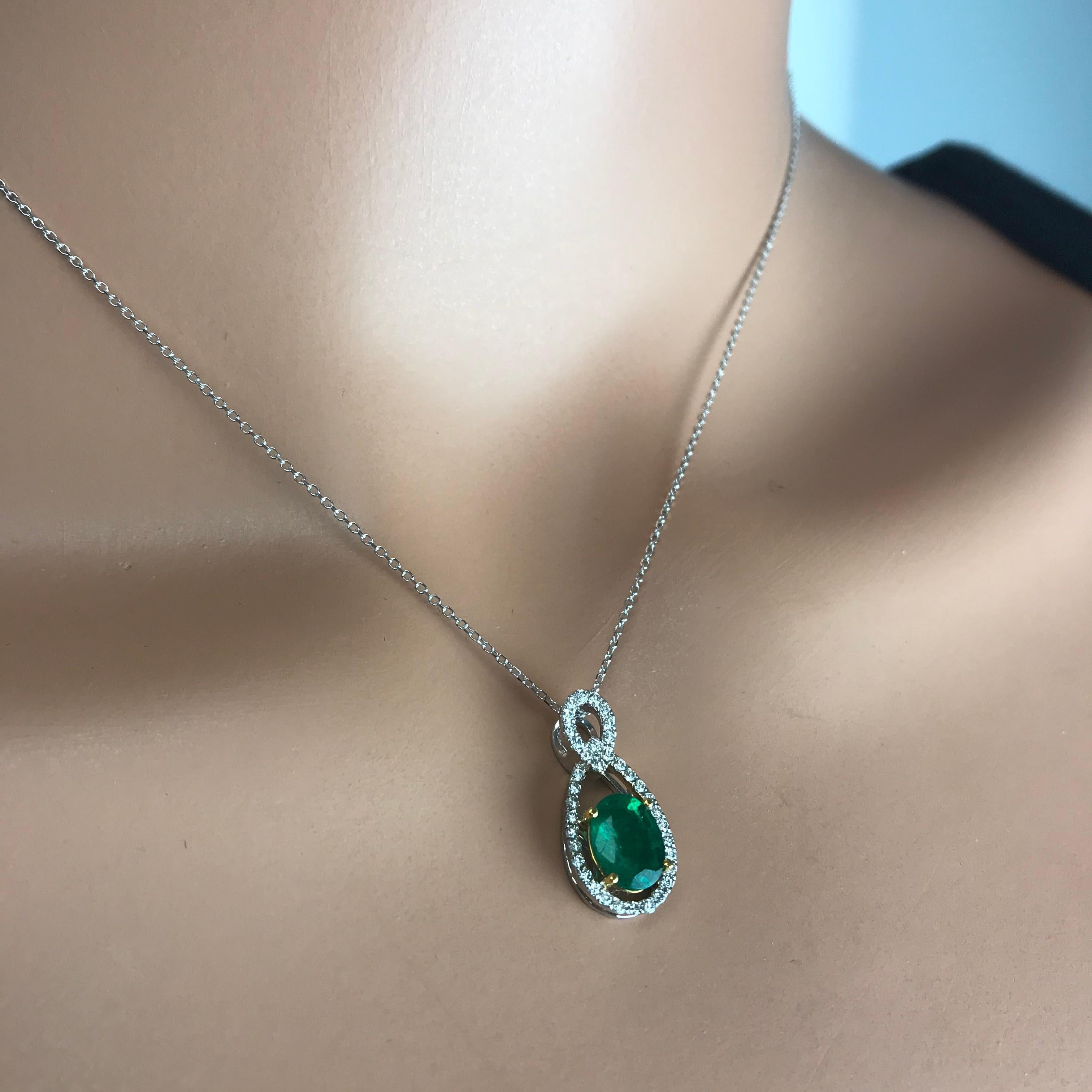 1.26 Carat Oval Cut Emerald and 0.22 Ct Natural Diamond Pendant in 18k ref1986 In New Condition For Sale In New York, NY