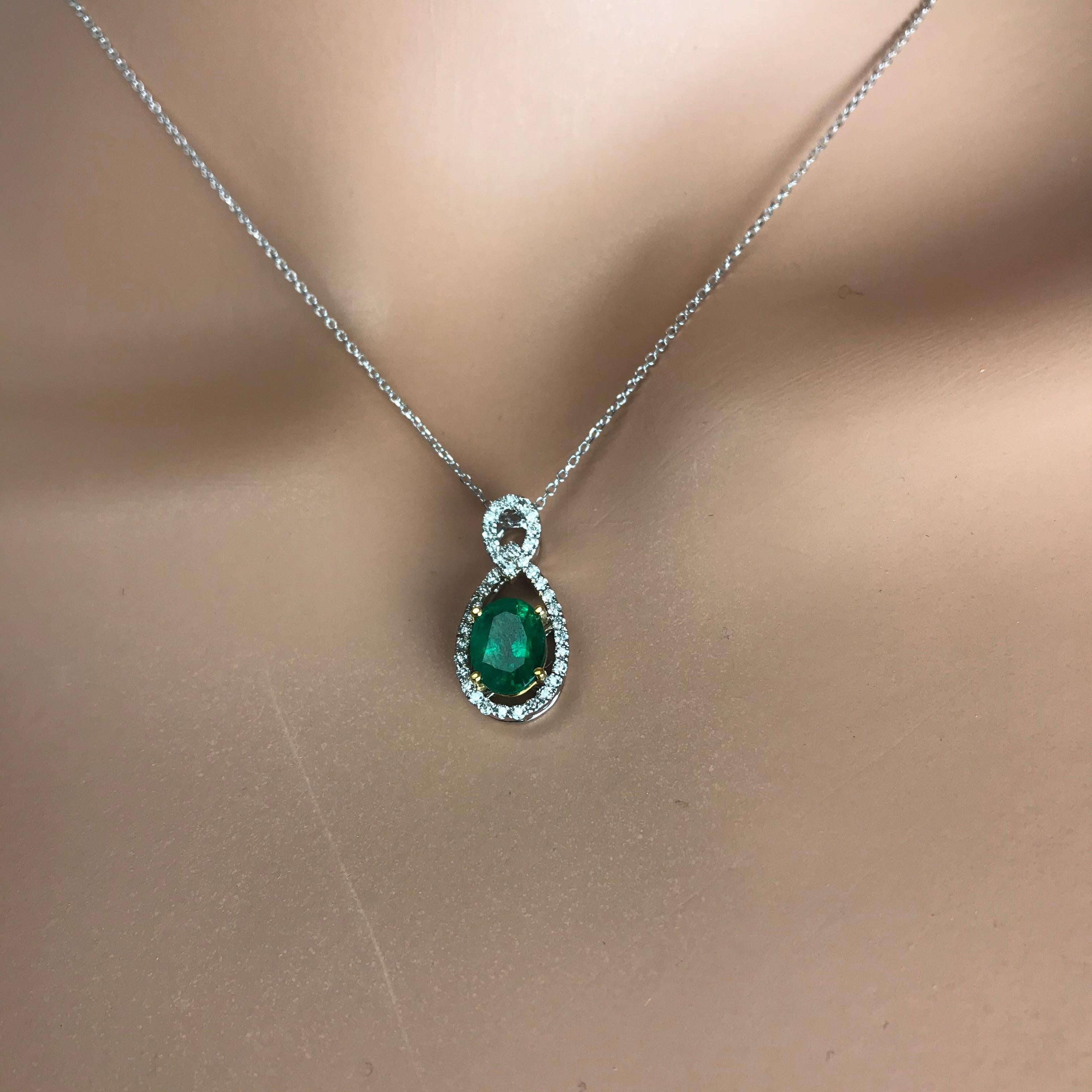 Women's 1.26 Carat Oval Cut Emerald and 0.22 Ct Natural Diamond Pendant in 18k ref1986 For Sale