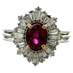 Bague en or blanc 18 carats avec diamants et rubis ovale de 1,26 carat