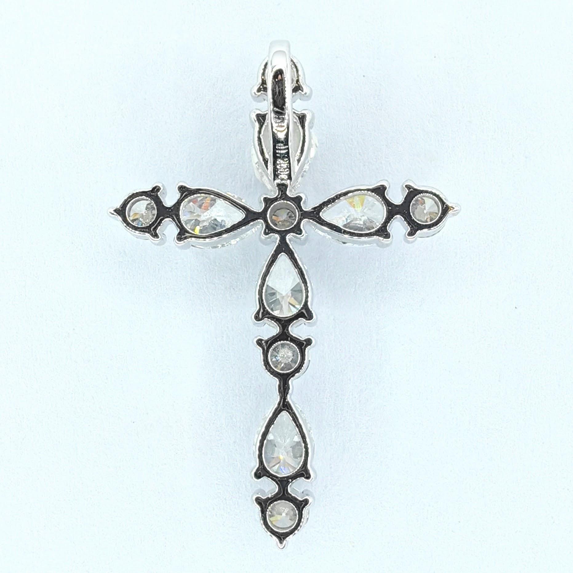 Contemporain Pendentif croix en or blanc 18 carats avec diamant poire et diamant rond taillé en brillant de 1,26 carat en vente