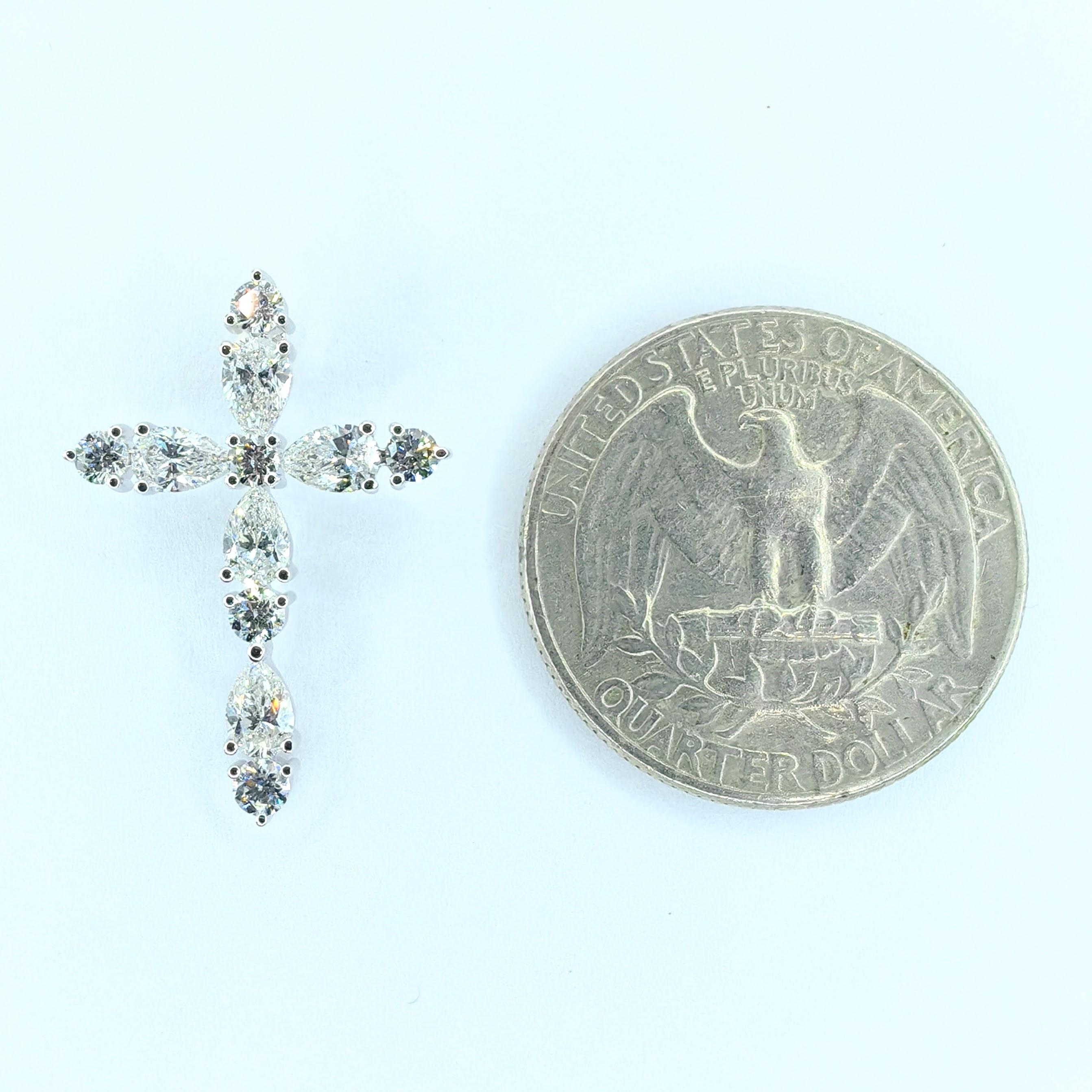 Taille poire Pendentif croix en or blanc 18 carats avec diamant poire et diamant rond taillé en brillant de 1,26 carat en vente