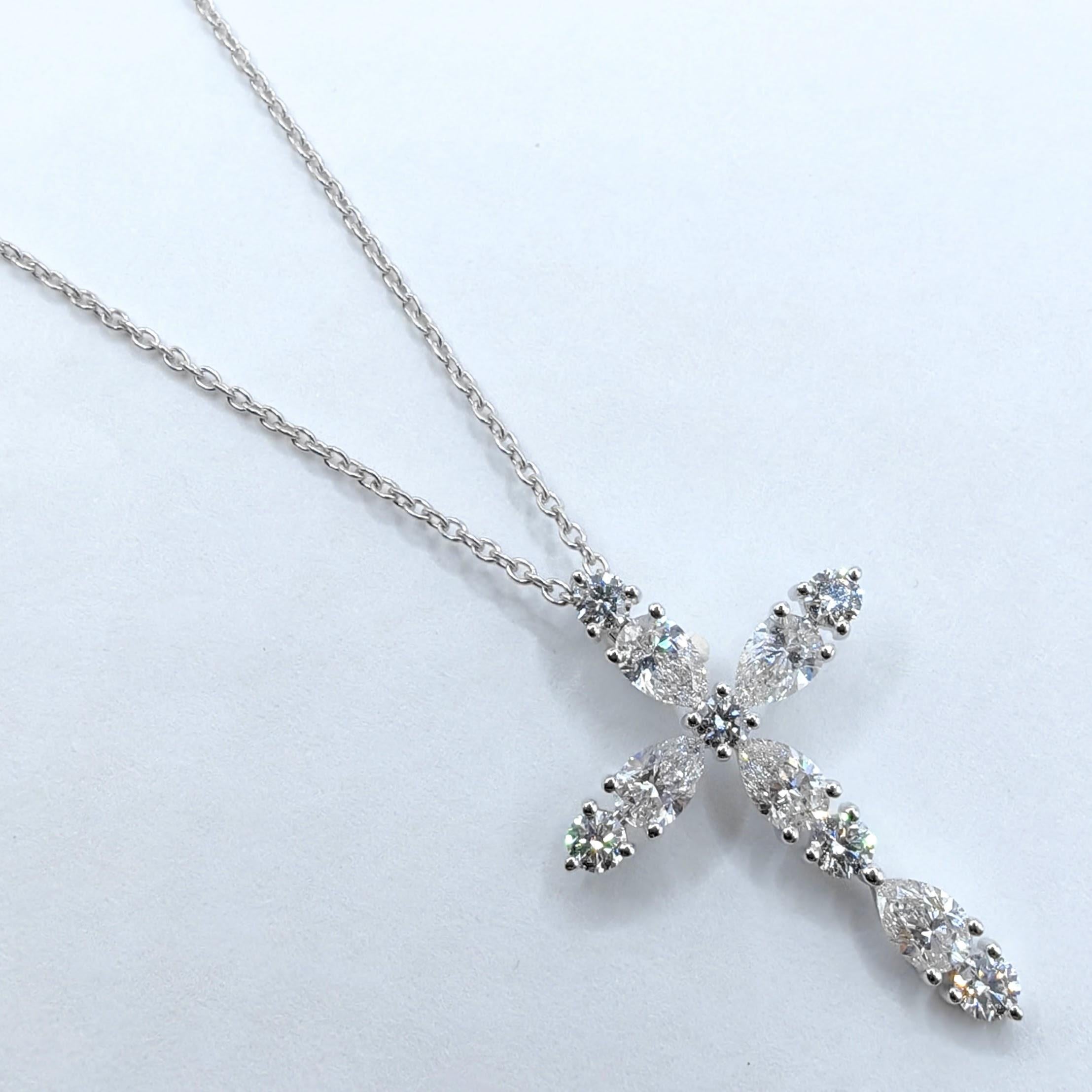 Pendentif croix en or blanc 18 carats avec diamant poire et diamant rond taillé en brillant de 1,26 carat Neuf - En vente à Wan Chai District, HK