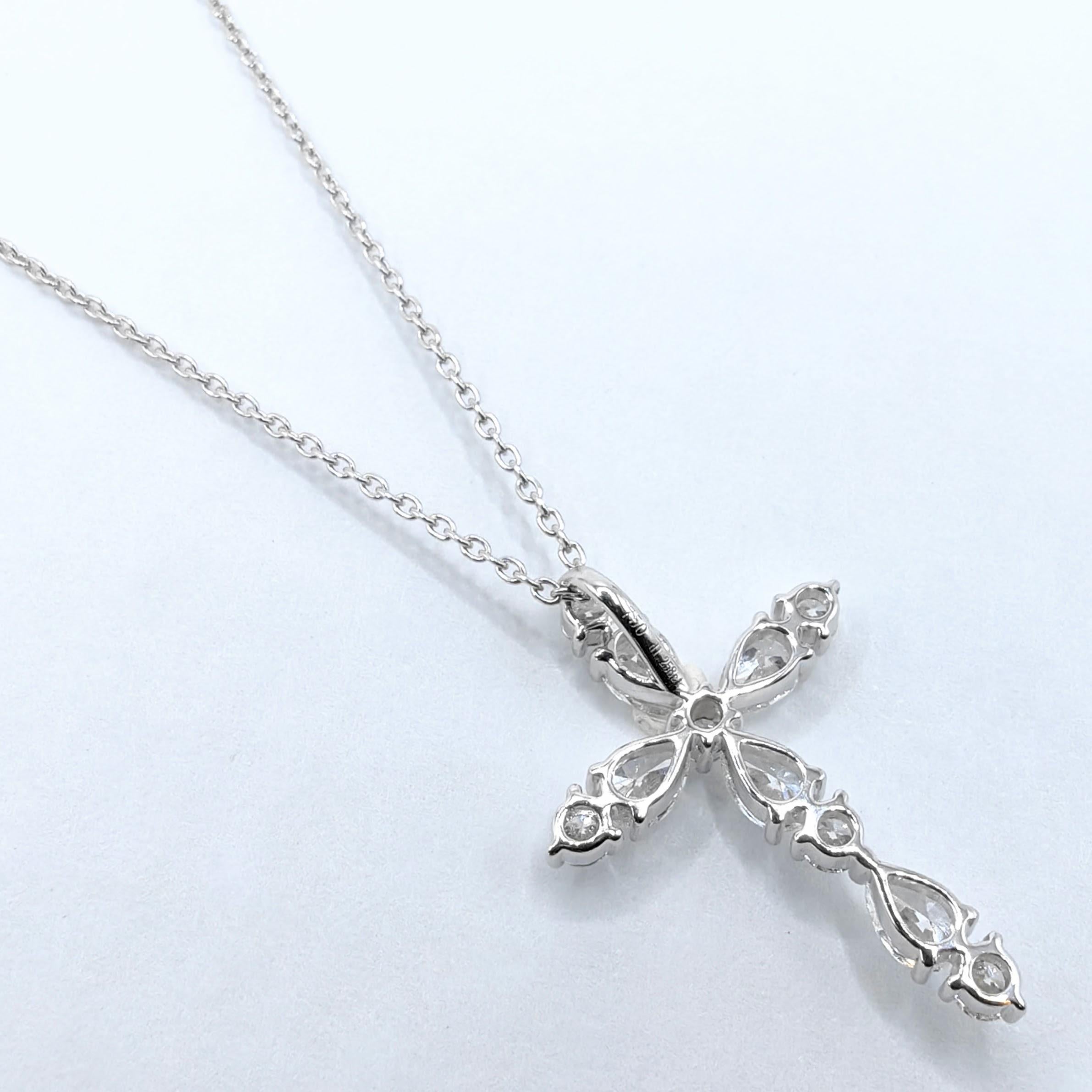 Pendentif croix en or blanc 18 carats avec diamant poire et diamant rond taillé en brillant de 1,26 carat Unisexe en vente