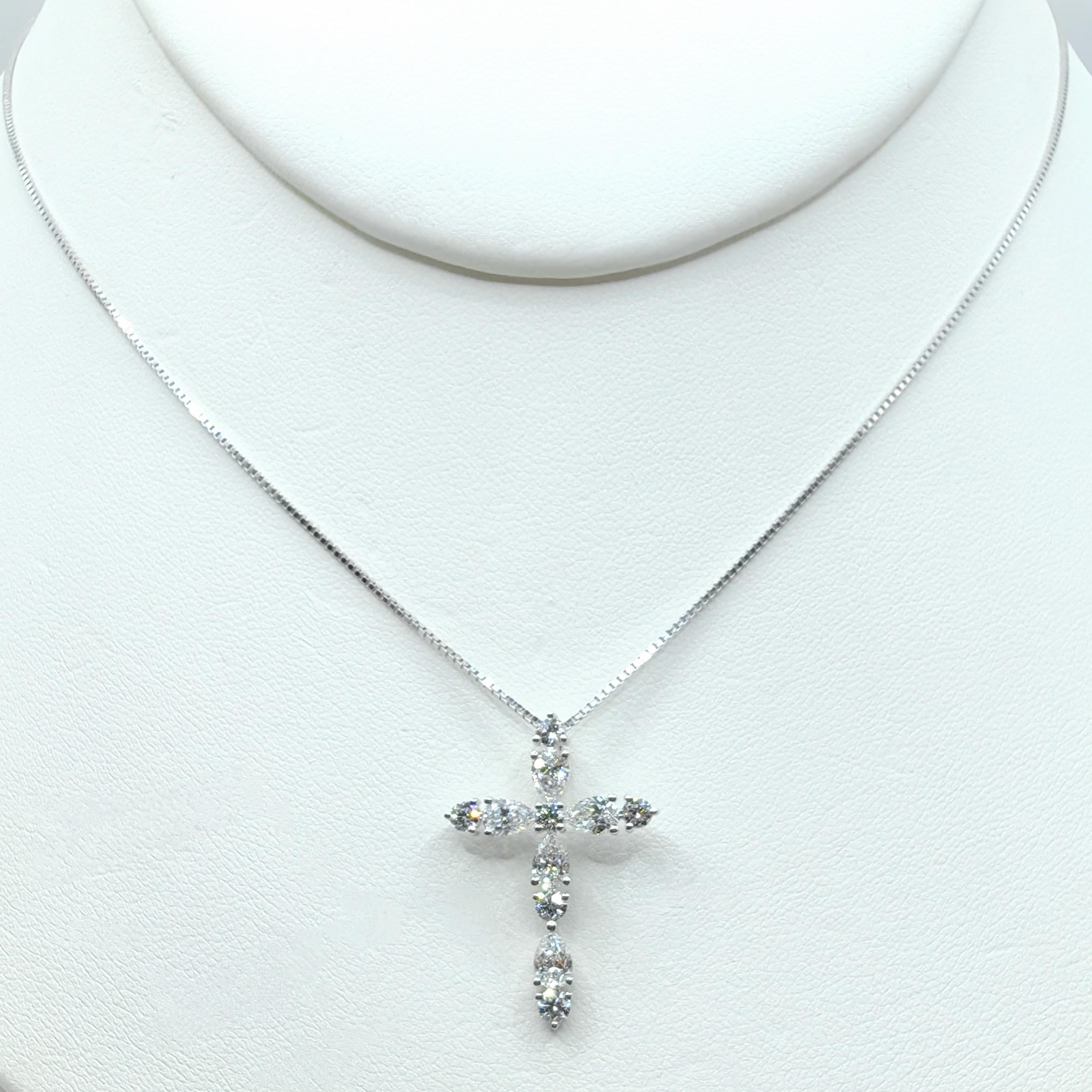 Pendentif croix en or blanc 18 carats avec diamant poire et diamant rond taillé en brillant de 1,26 carat en vente 1