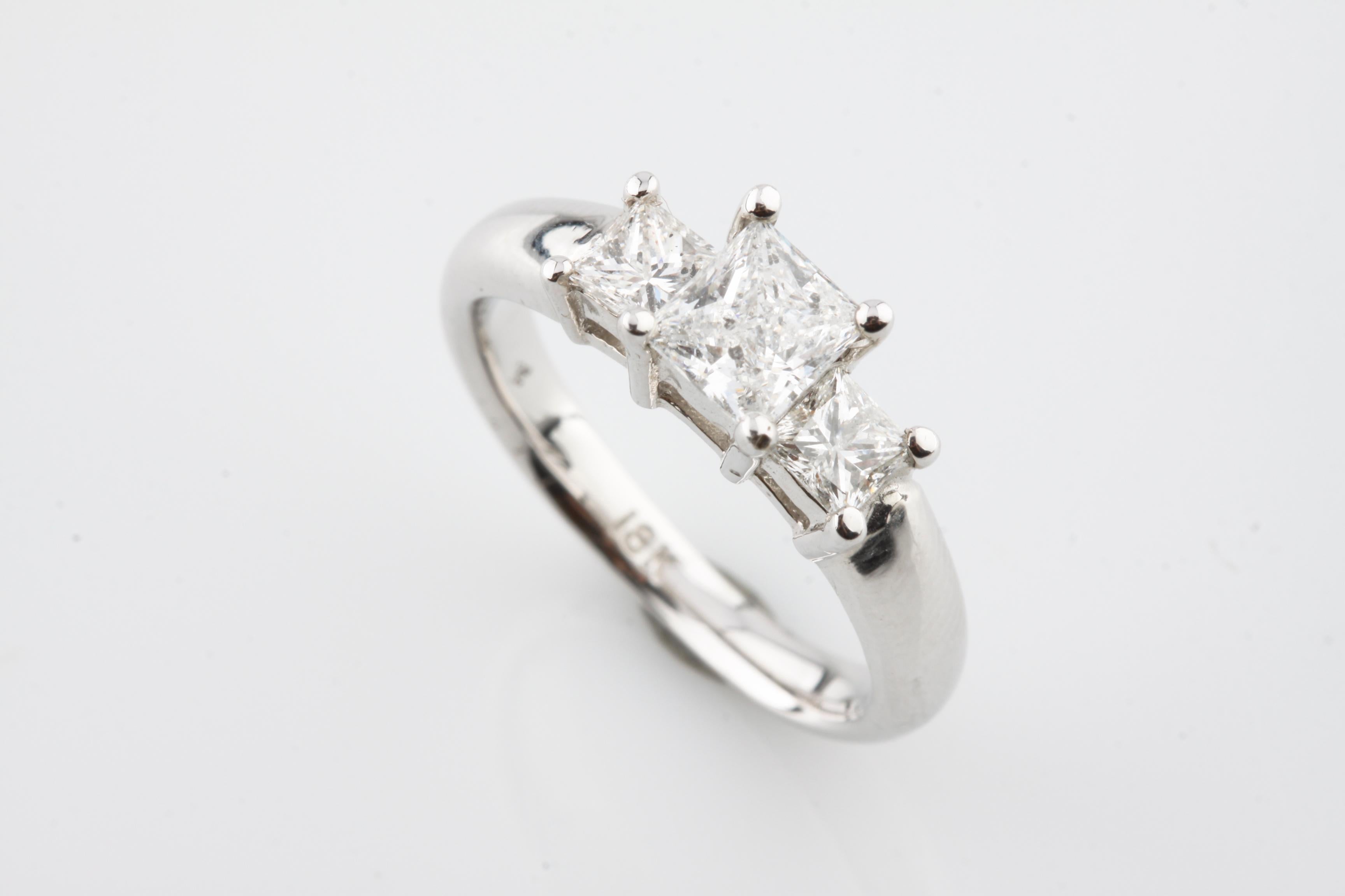 Eine elektronisch geprüfte 18KT Weißgold Damen gegossen Diamant Einheit Ring mit glänzenden Oberfläche.
Der Zustand ist gut.
Mit der Kennzeichnung 