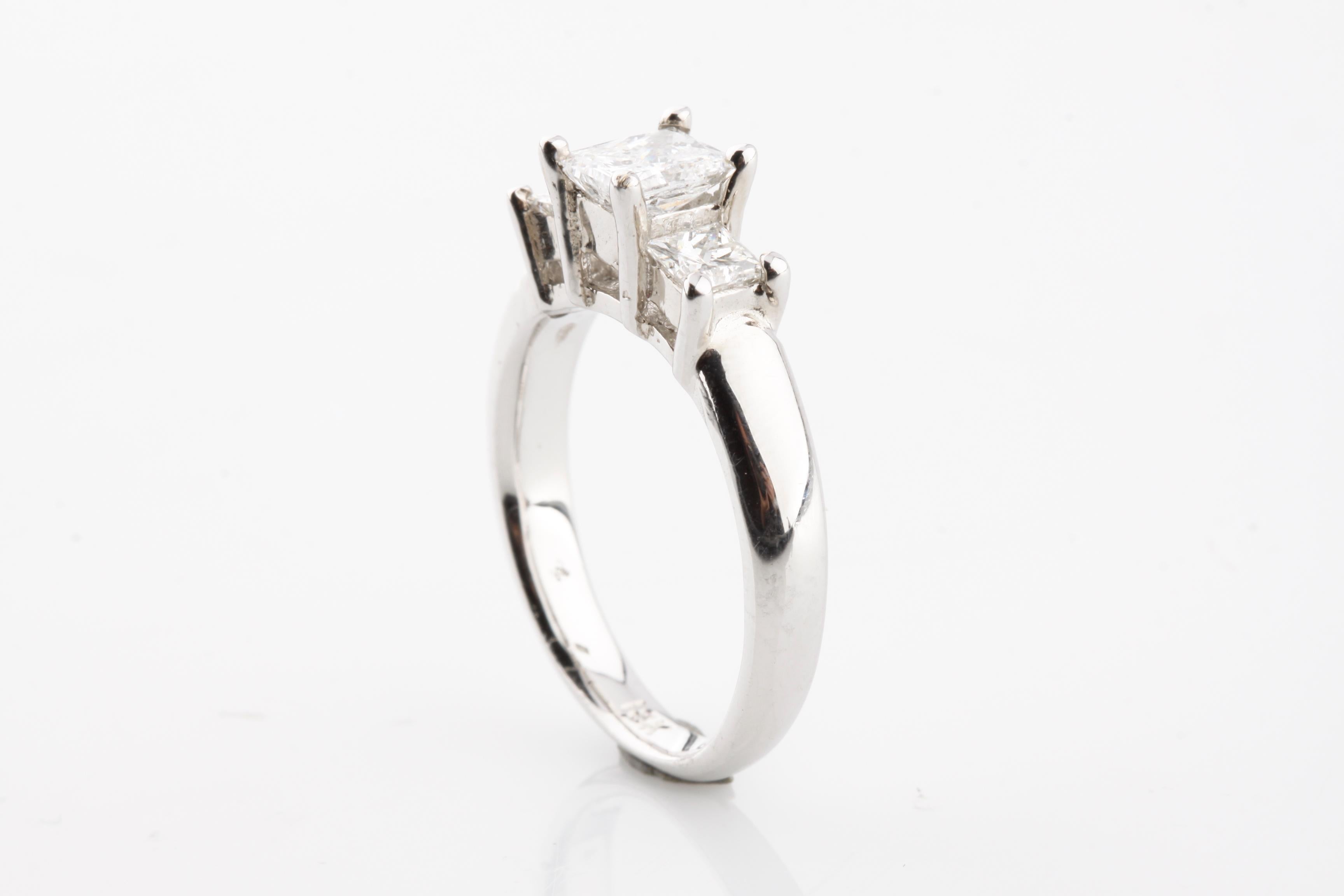 1.26 Karat Prinzessinnenschliff Diamant 3-Stein 18 Karat Weißgold Verlobungsring (Carréschliff) im Angebot