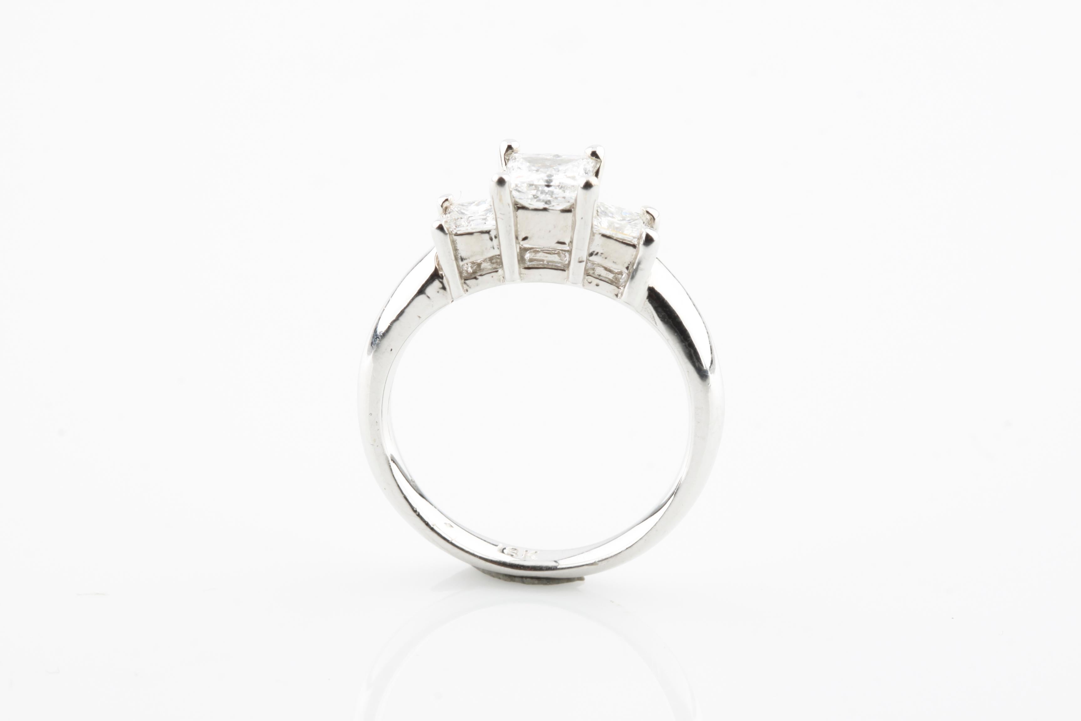 1.26 Karat Prinzessinnenschliff Diamant 3-Stein 18 Karat Weißgold Verlobungsring im Zustand „Hervorragend“ im Angebot in Sherman Oaks, CA