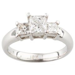 Bague de fiançailles à 3 pierres en or blanc 18 carats avec diamant taille princesse de 1,26 carat