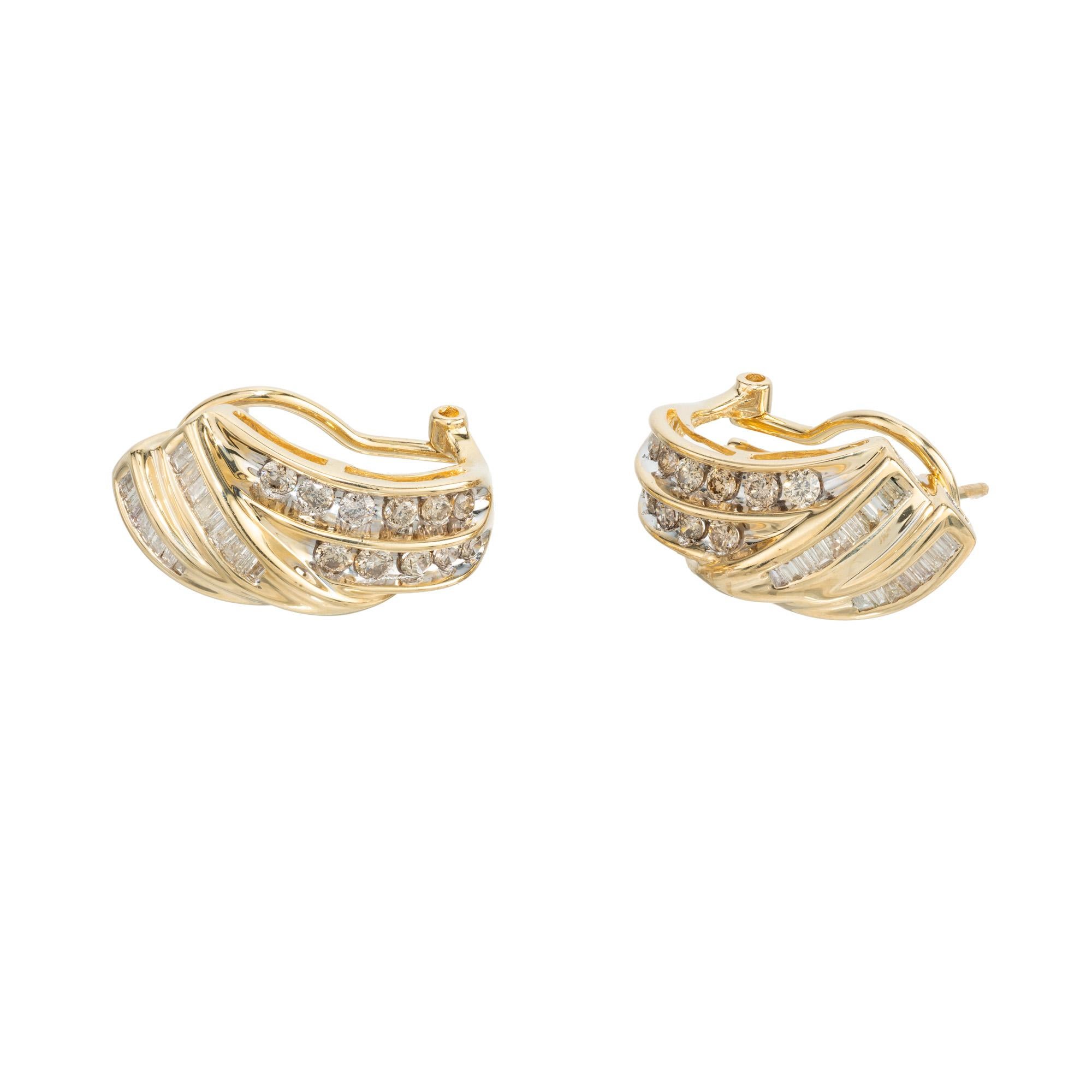 Bellissimi orecchini di moda anni '60 con diamanti tondi e a baguette, realizzati in oro giallo 14 carati. Con 32 diamanti taglio baguette e 22 diamanti tondi taglio brillante.  Gli orecchini catturano la luce in modo unico e i tagli contrastanti