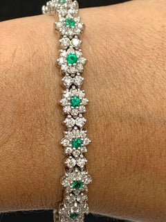 Bracelet  fleurs en or blanc 14 carats avec meraudes rondes et halo de diamants de 1,26 carat