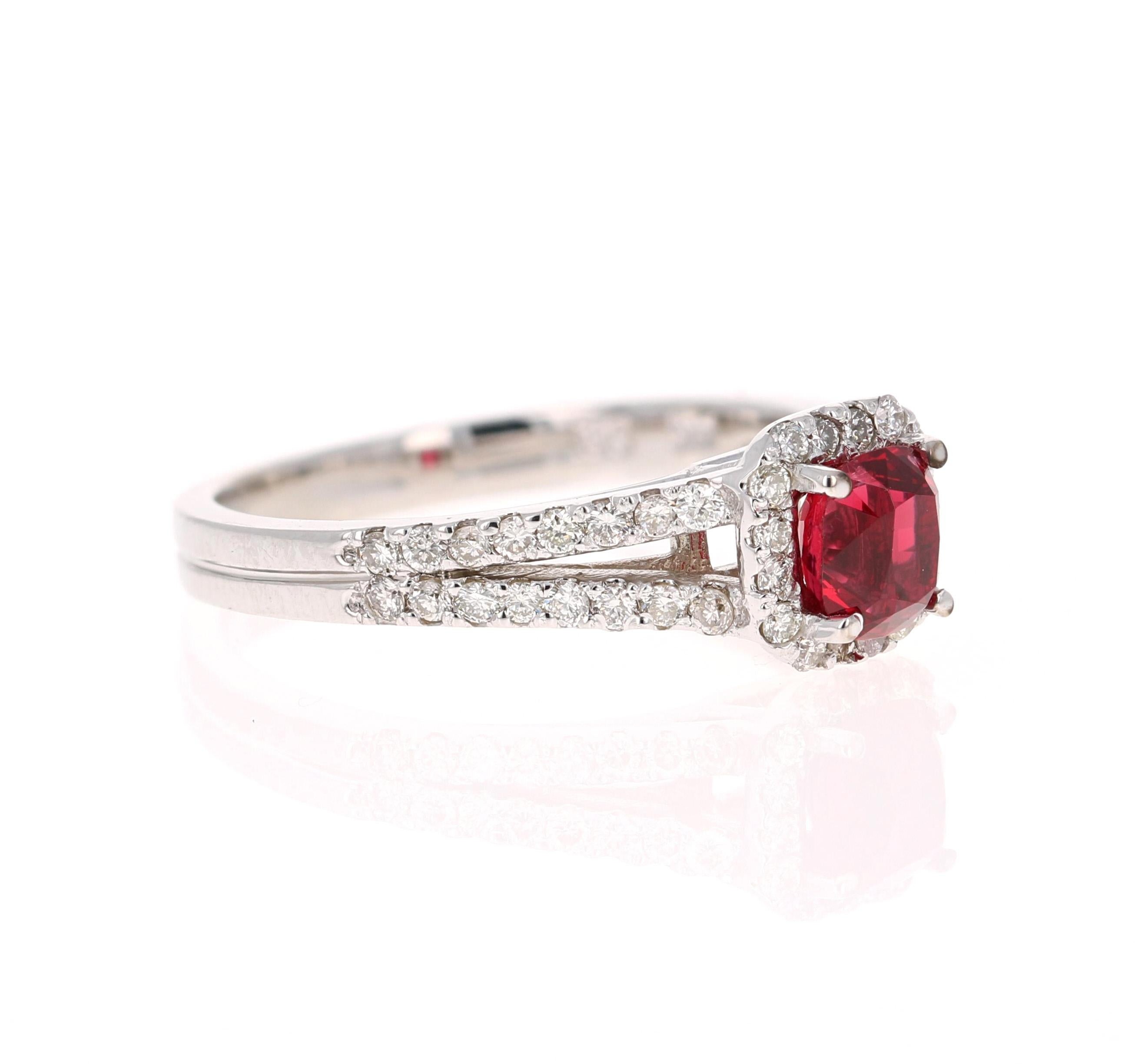 Dieser Ring hat einen wunderschönen natürlichen roten Spinell im Kissenschliff, der 0,88 Karat wiegt und von 48 Diamanten im Rundschliff umgeben ist, die 0,44 Karat wiegen.  Die Reinheit und Farbe der Diamanten ist VS2-H.  Das Gesamtkaratgewicht des