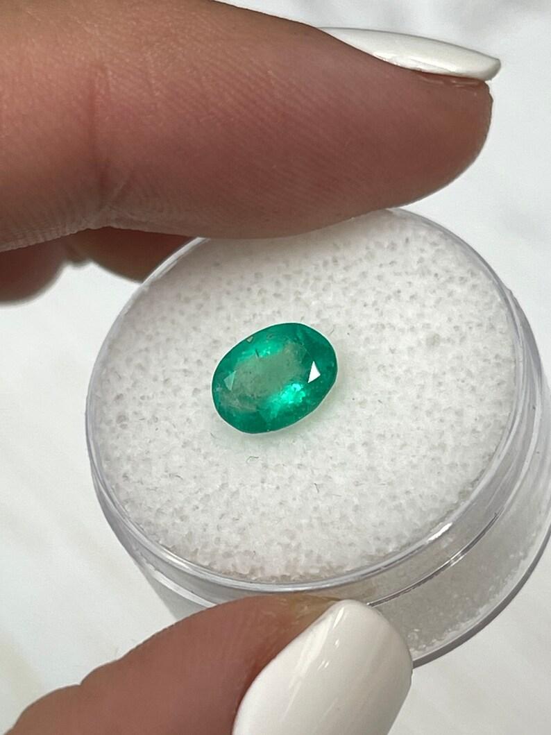 Esmeralda Colombiana Verde Primavera de 1,26 Quilates - Gema Natal de Mayo Talla Ovalada Corte oval en venta