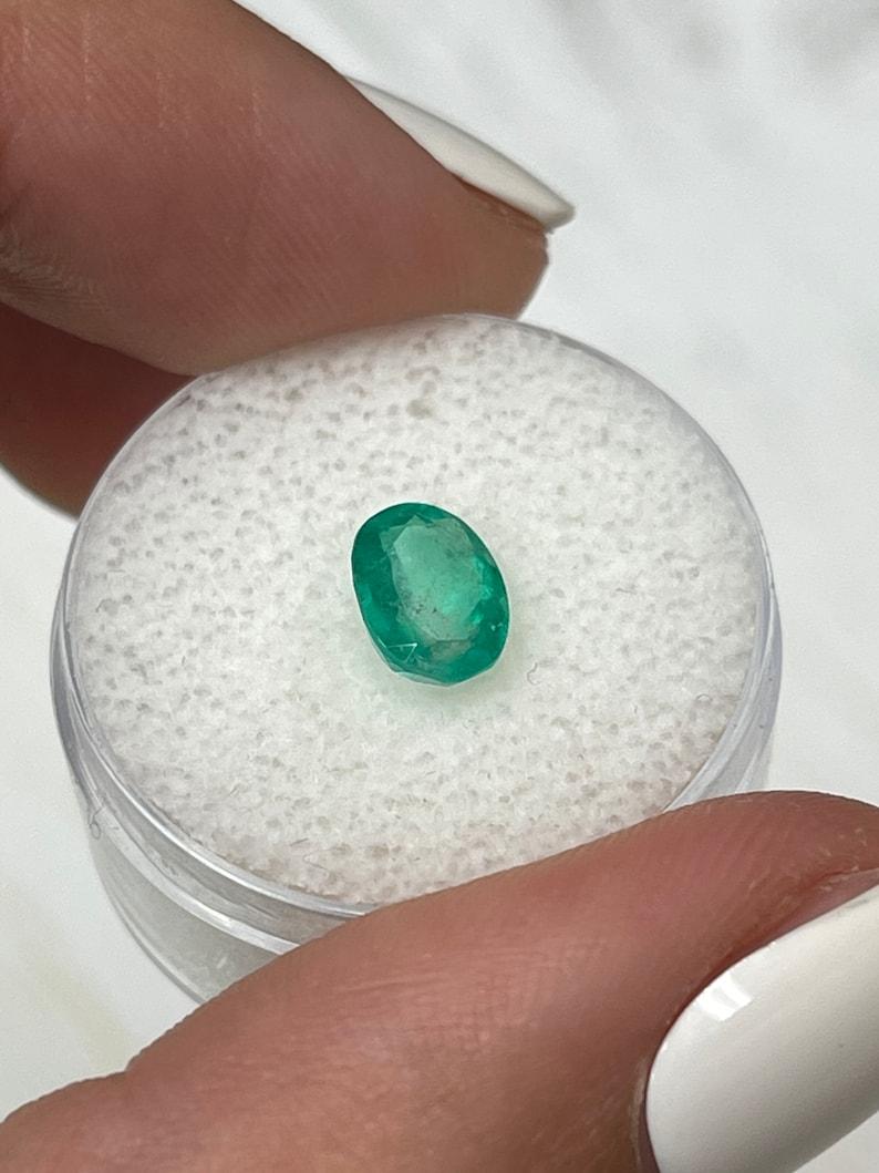 Esmeralda Colombiana Verde Primavera de 1,26 Quilates - Gema Natal de Mayo Talla Ovalada en Nuevo estado para la venta en Jupiter, FL