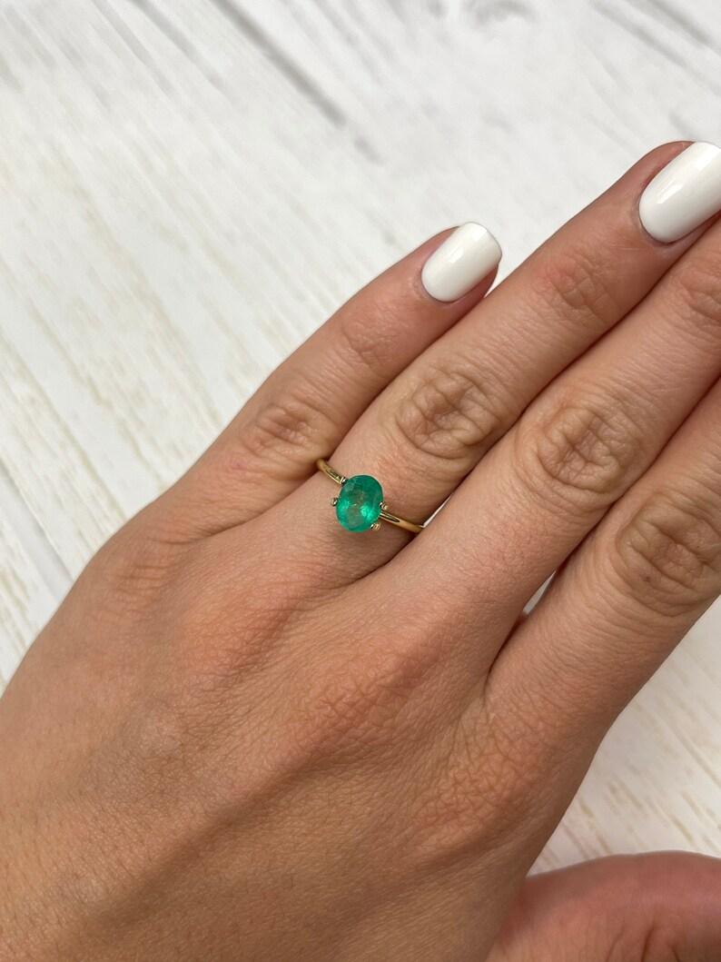 Esmeralda Colombiana Verde Primavera de 1,26 Quilates - Gema Natal de Mayo Talla Ovalada en venta 1