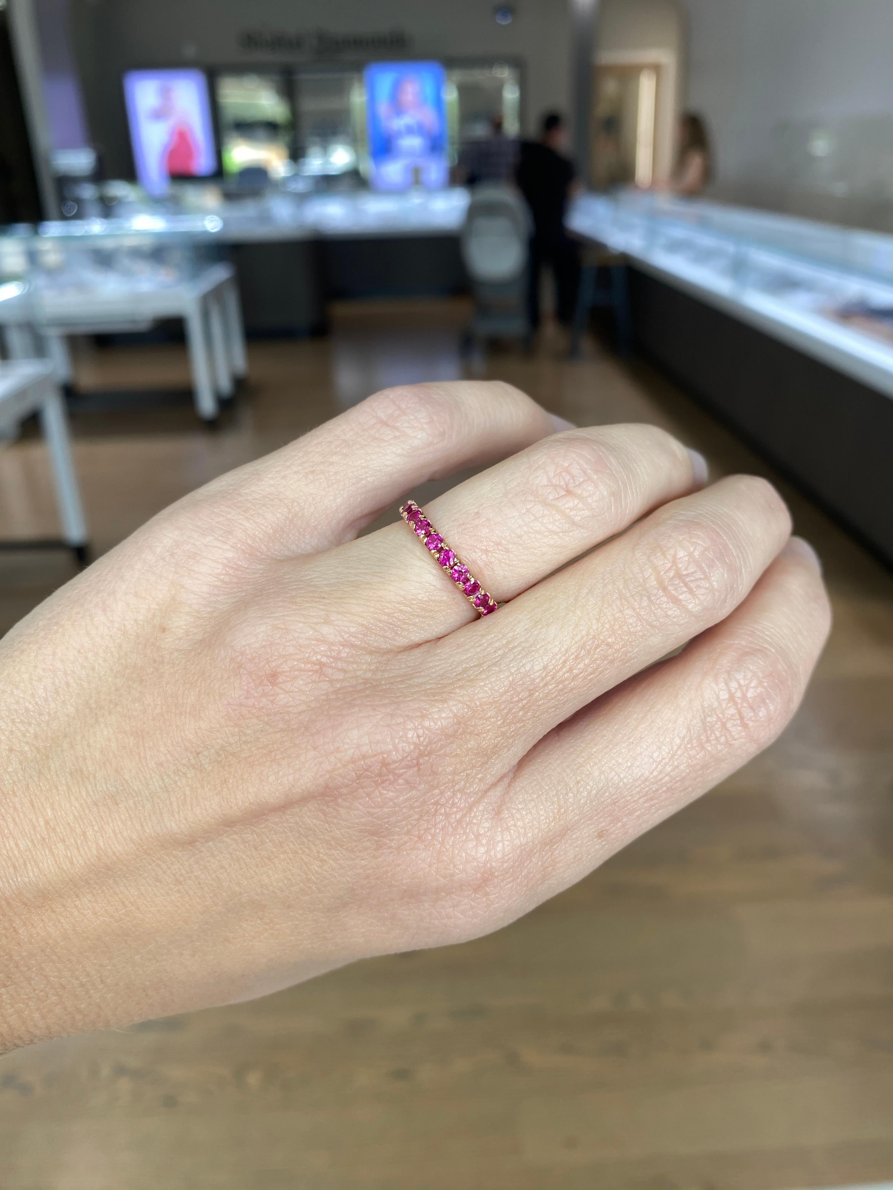 Taille ronde Anneau empilable en or rose 14 carats avec saphir rose naturel d'un poids total de 1,26 carat en vente