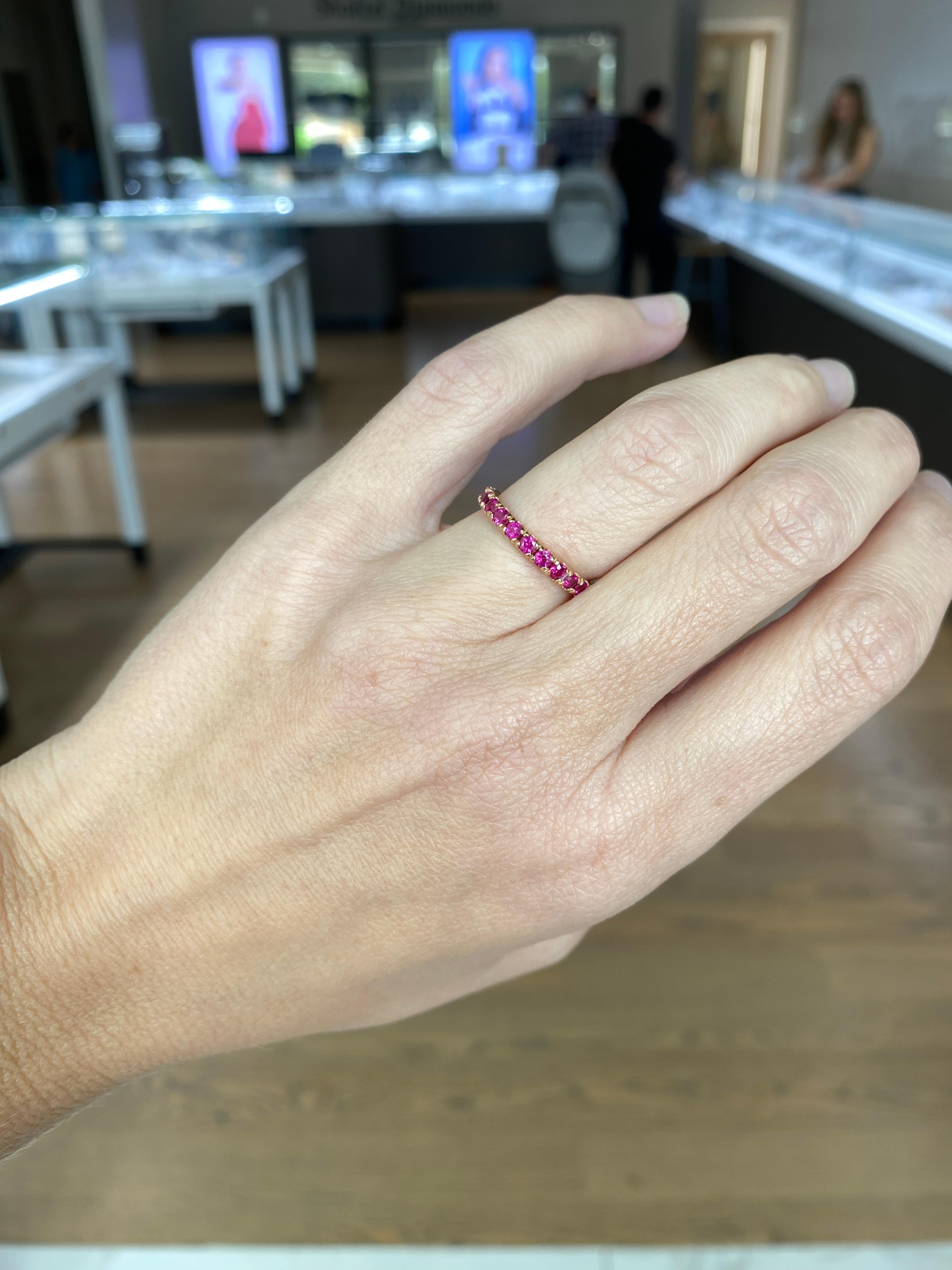 Anneau empilable en or rose 14 carats avec saphir rose naturel d'un poids total de 1,26 carat Unisexe en vente