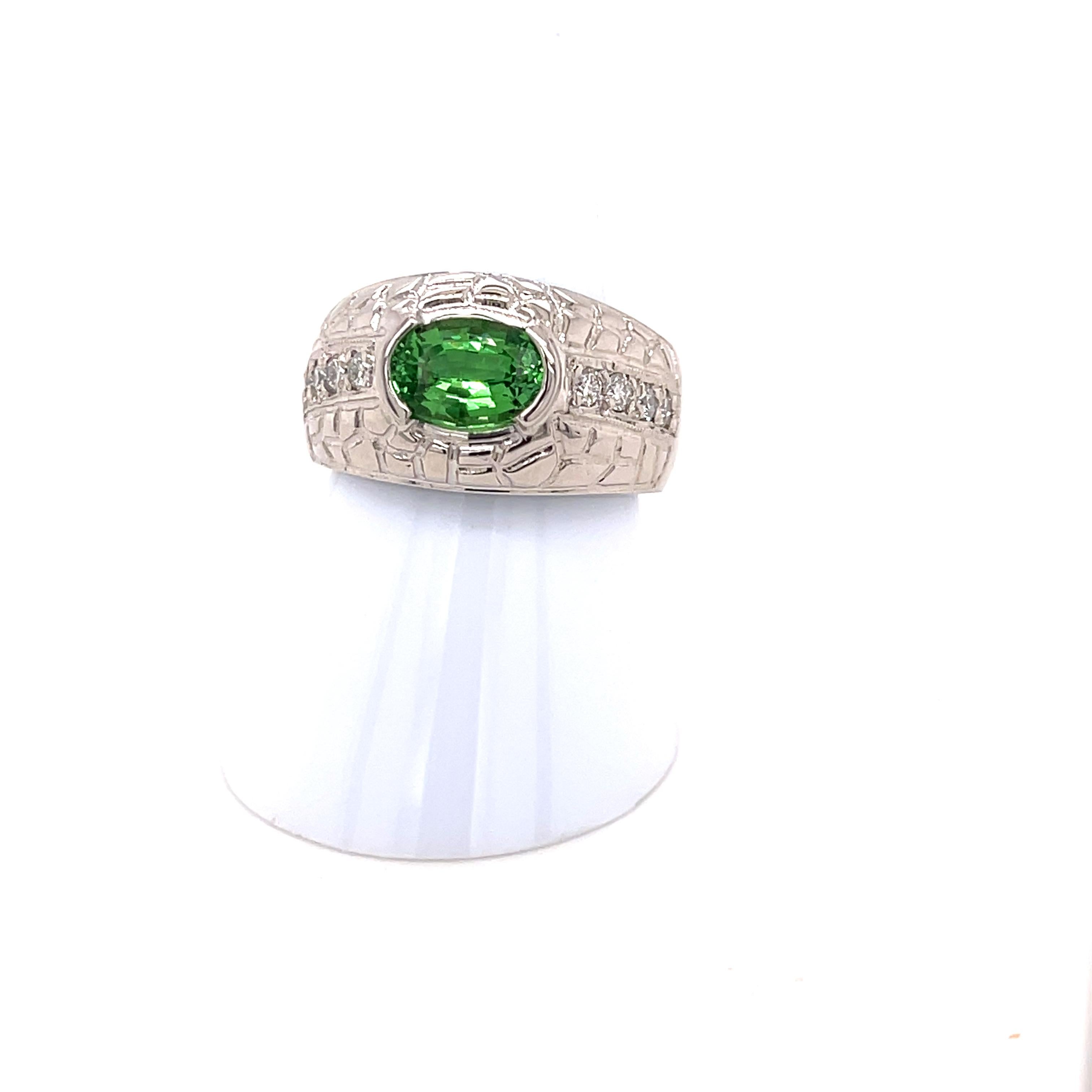 Oval Cut 1.26 Carat Tsavorite and Diamond Gold Ring For Sale