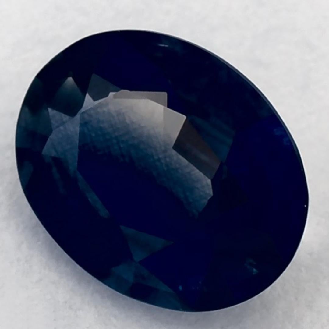 Questo zaffiro blu naturale offre eleganza e raffinatezza. Con la sua ricca saturazione del colore e il taglio preciso, è il centro perfetto per un anello di fidanzamento o un design di gioielli di lusso.

Questo zaffiro proviene dallo Sri Lanka