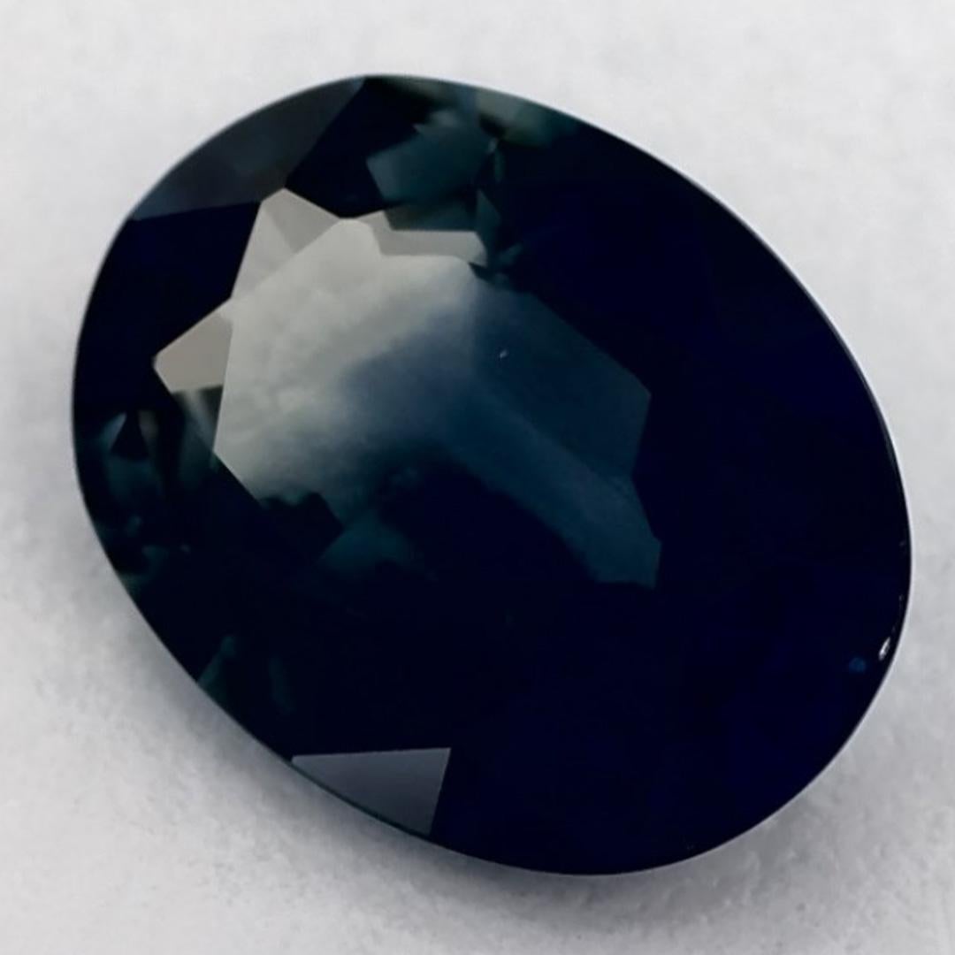 Questo zaffiro blu naturale offre eleganza e raffinatezza. Con la sua ricca saturazione del colore e il taglio preciso, è il centro perfetto per un anello di fidanzamento o un design di gioielli di lusso.

Questo zaffiro proviene dallo Sri Lanka