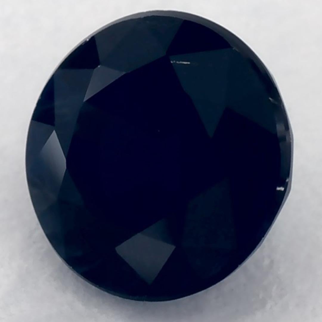 Este zafiro azul natural ofrece elegancia y sofisticación. Con su rica saturación de color y su corte preciso, es la pieza central perfecta para un anillo de compromiso o un diseño de joyería de lujo.

Este zafiro es originario de Sri Lanka