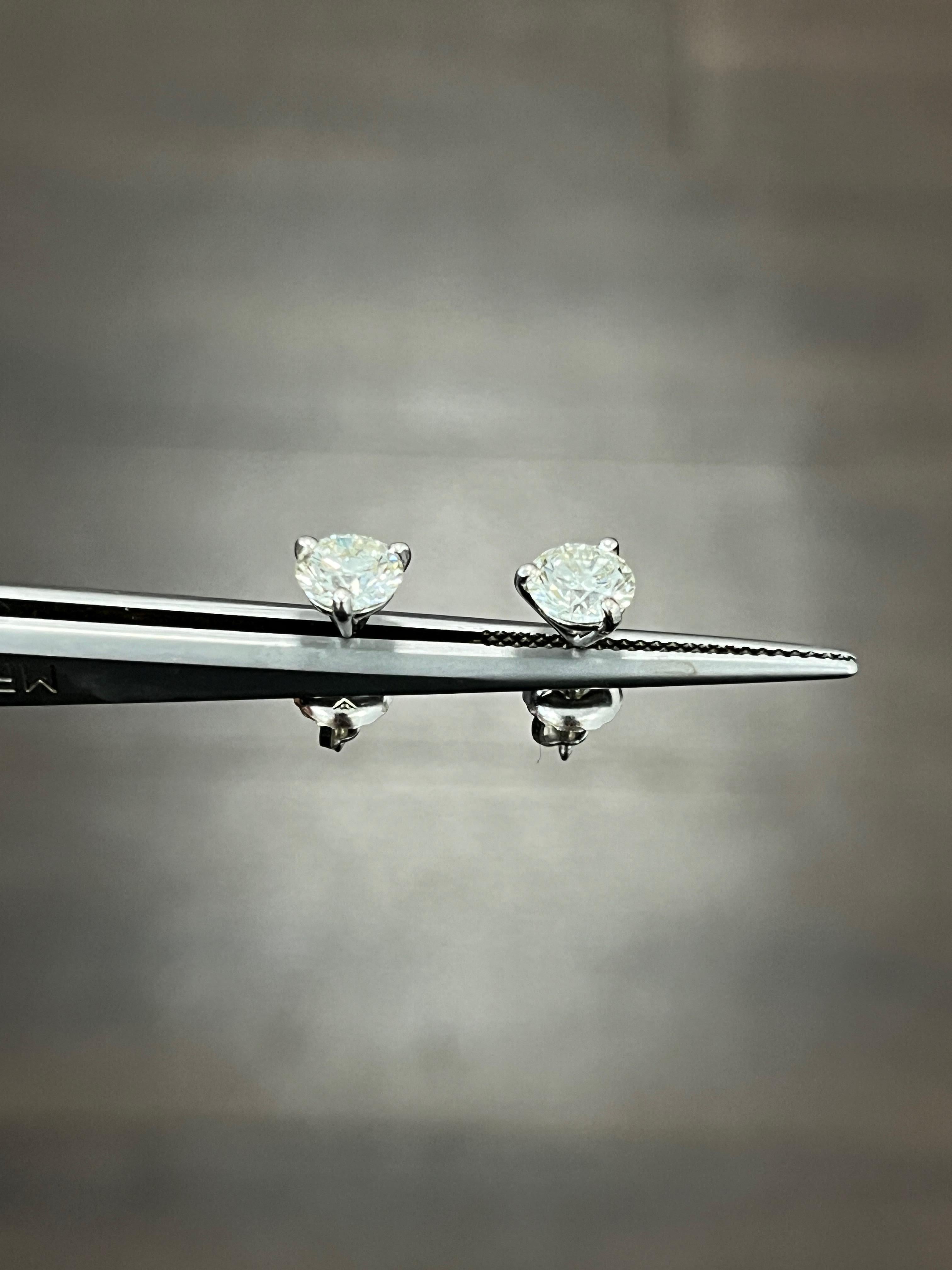 Ces magnifiques clous d'oreilles en diamant de 1,26 ct sont de couleur F/G et de taille moyenne.  Clarté VS2/SI1.