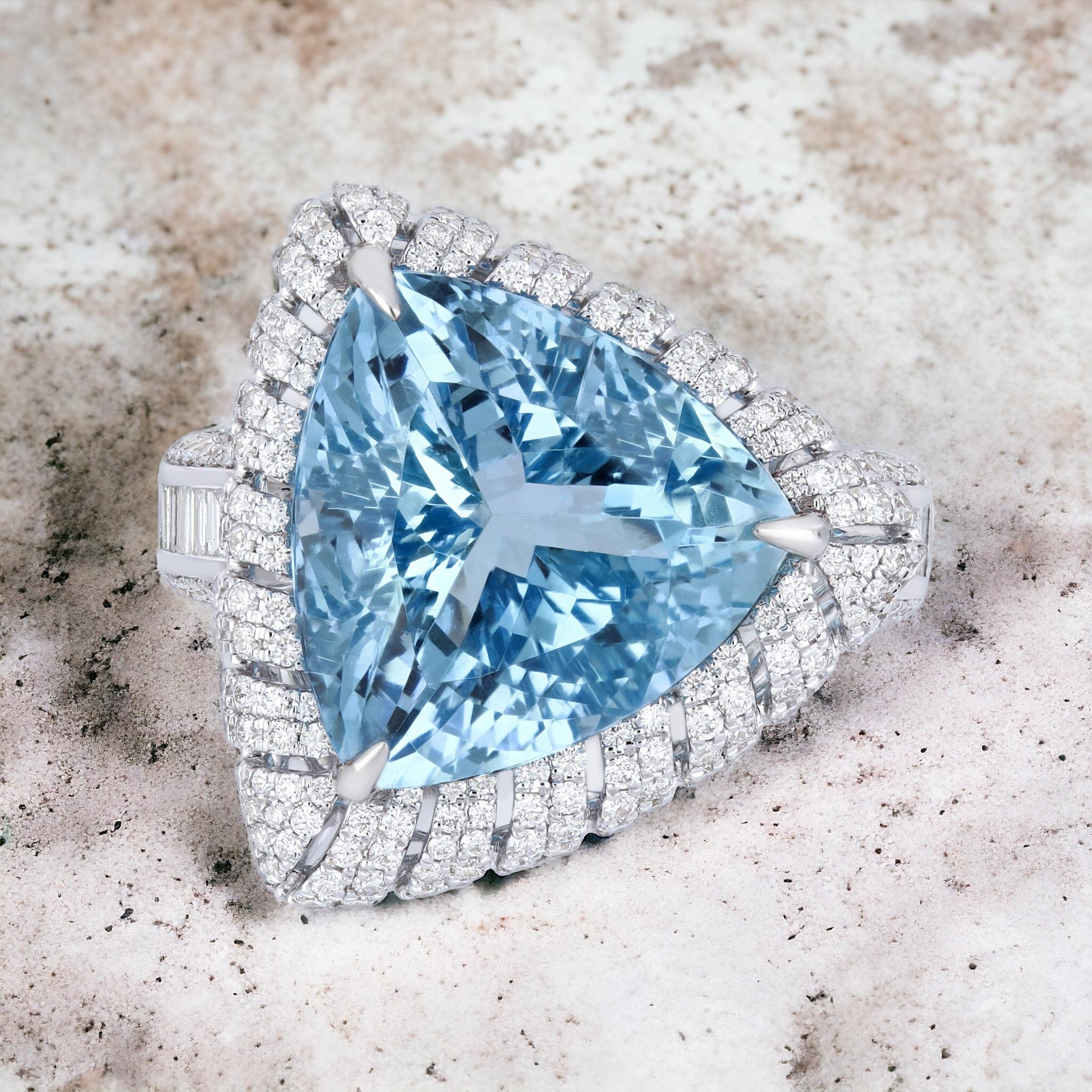 12.6 CT's Aquamarine & Diamond Studded Ring in 18 karat White Gold For Sale 1