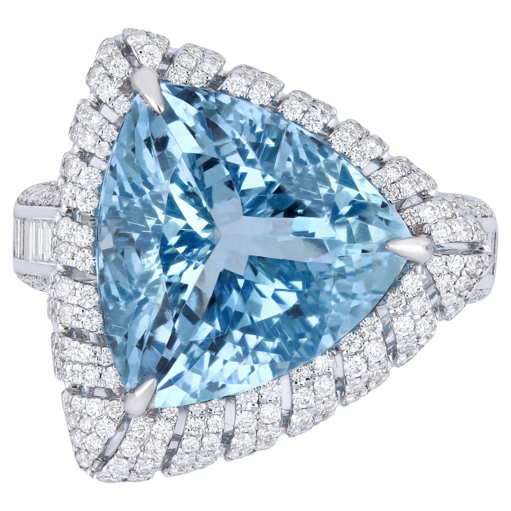 12.6 CT's Aquamarine & Diamond Studded Ring in 18 karat White Gold