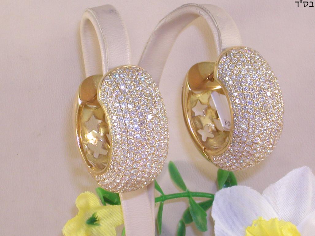 Contemporary 12.60 Carat 18 Karat Yellow Gold White Diamond Hoop Earrings
