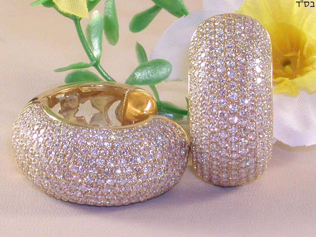 Women's 12.60 Carat 18 Karat Yellow Gold White Diamond Hoop Earrings