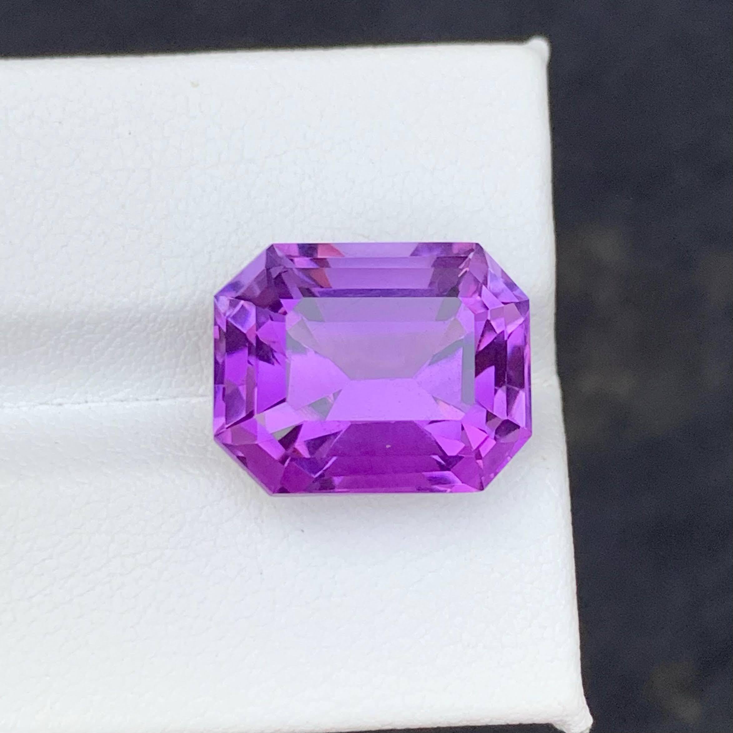 Peso 12,60 carati 
Dimensioni 15.0x11.9x10.9mm
Trattamento Nessuno 
Origine Brasile 
Clarity Loup Clean 
Forma Taglio Smeraldo 





Questa ametista viola naturale sfusa da 12,60 carati è una gemma straordinaria, sapientemente modellata in un